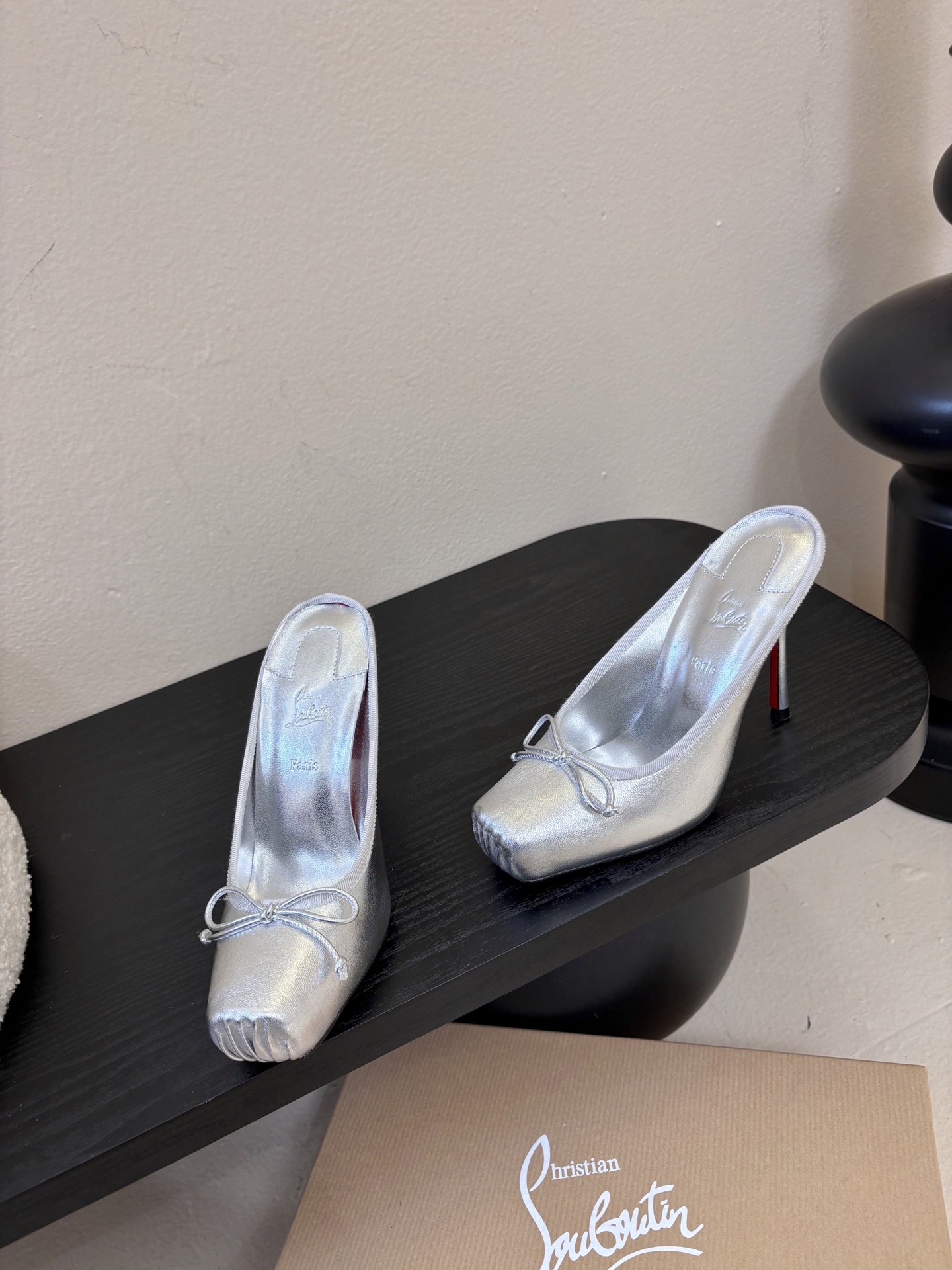 10.5公分ChristinLouboutin/CL26WF新品猪鼻子蝴蝶结高跟鞋单鞋在时尚的舞台上CL