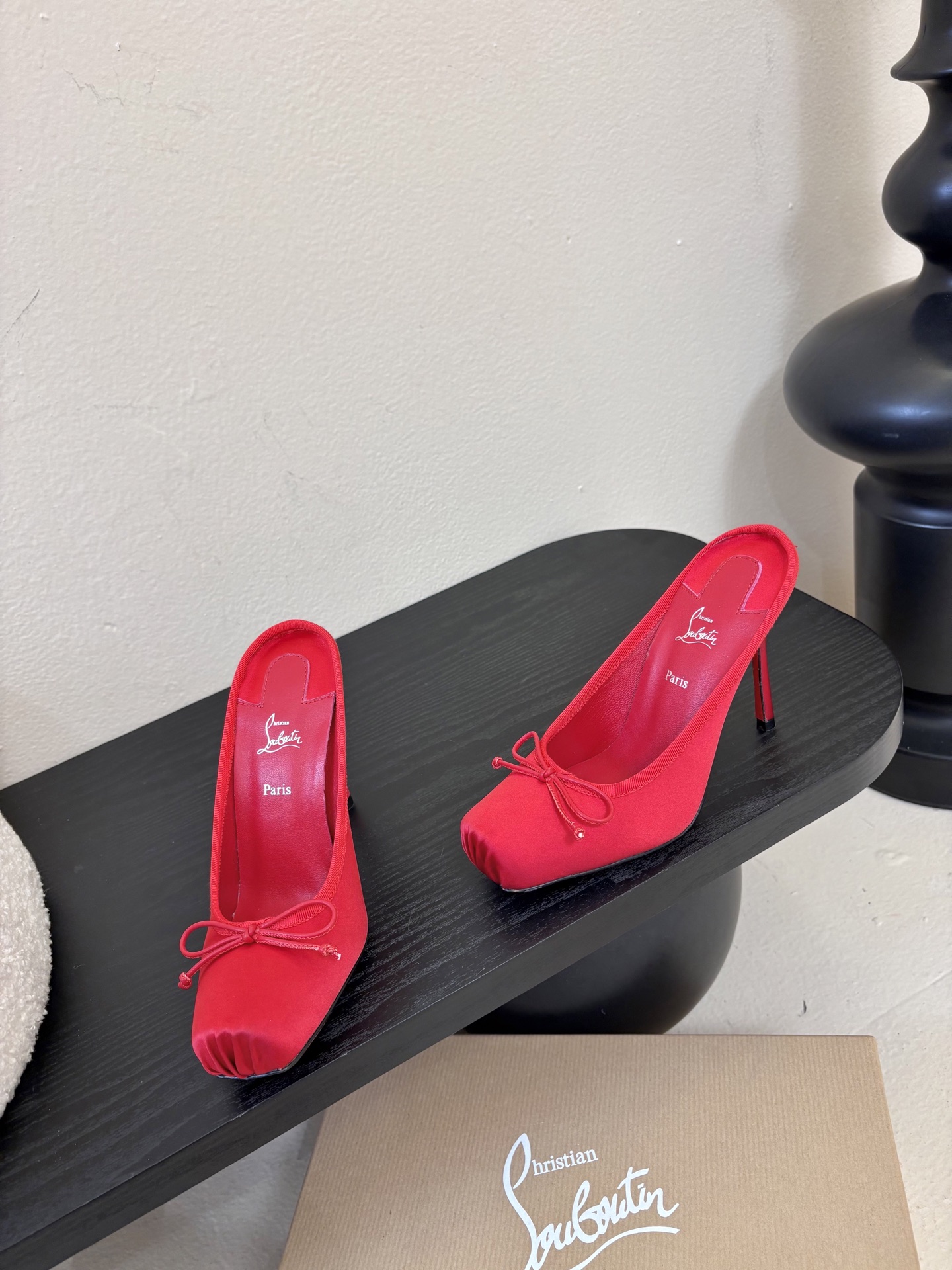 10.5公分ChristinLouboutin/CL26WF新品猪鼻子蝴蝶结高跟鞋单鞋在时尚的舞台上CL