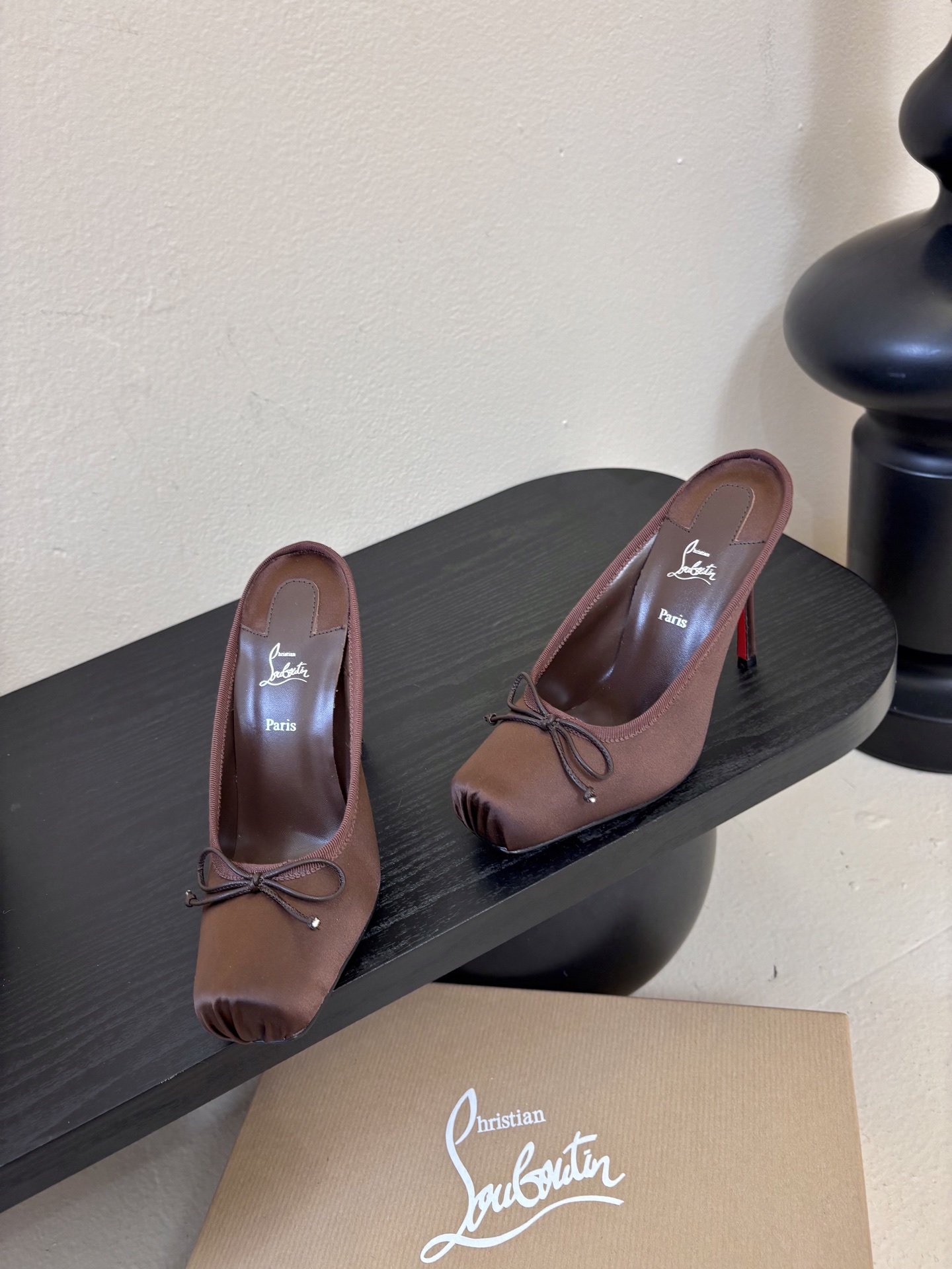 10.5公分ChristinLouboutin/CL26WF新品猪鼻子蝴蝶结高跟鞋单鞋在时尚的舞台上CL