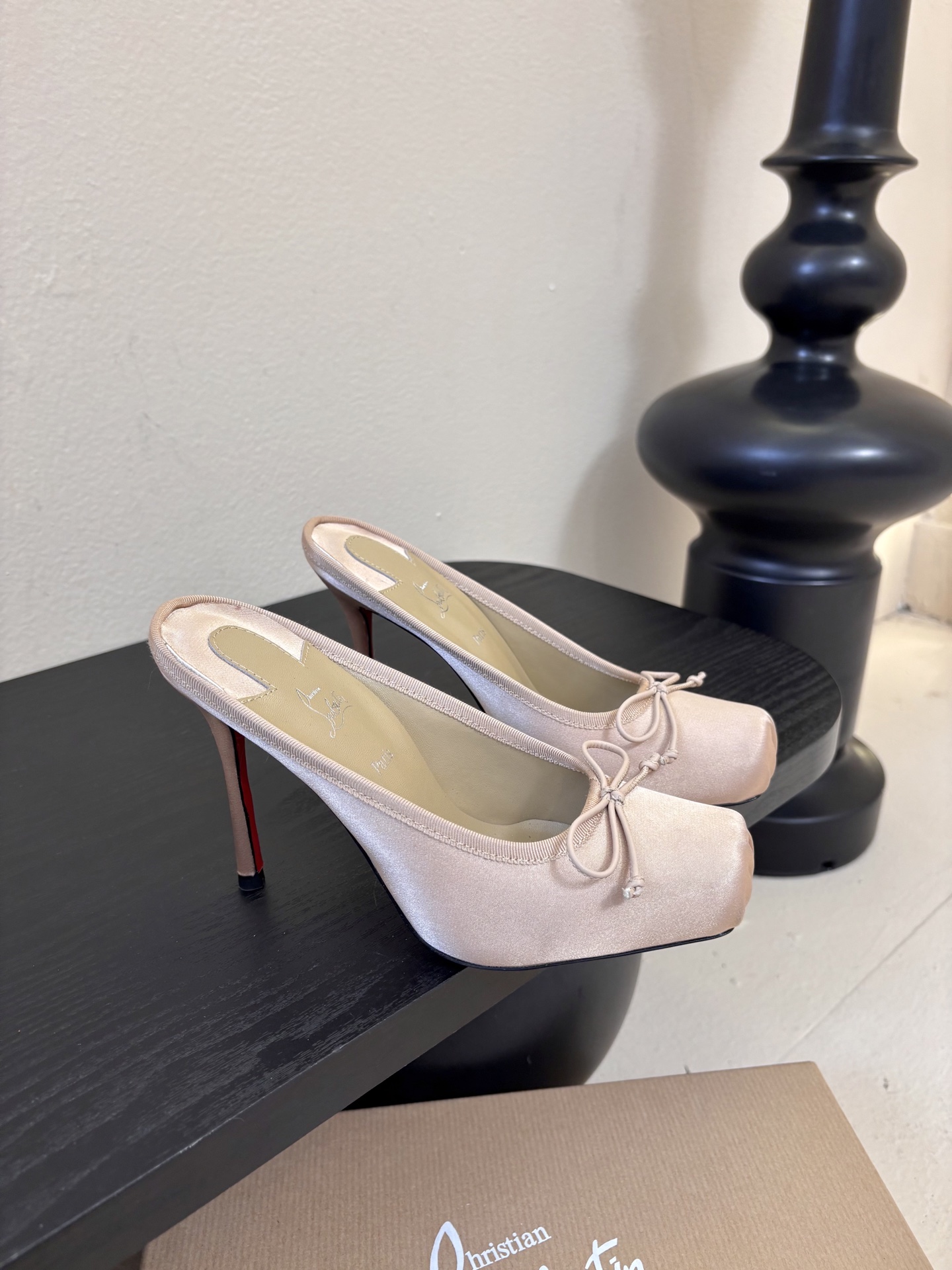 10.5公分ChristinLouboutin/CL26WF新品猪鼻子蝴蝶结高跟鞋单鞋在时尚的舞台上CL