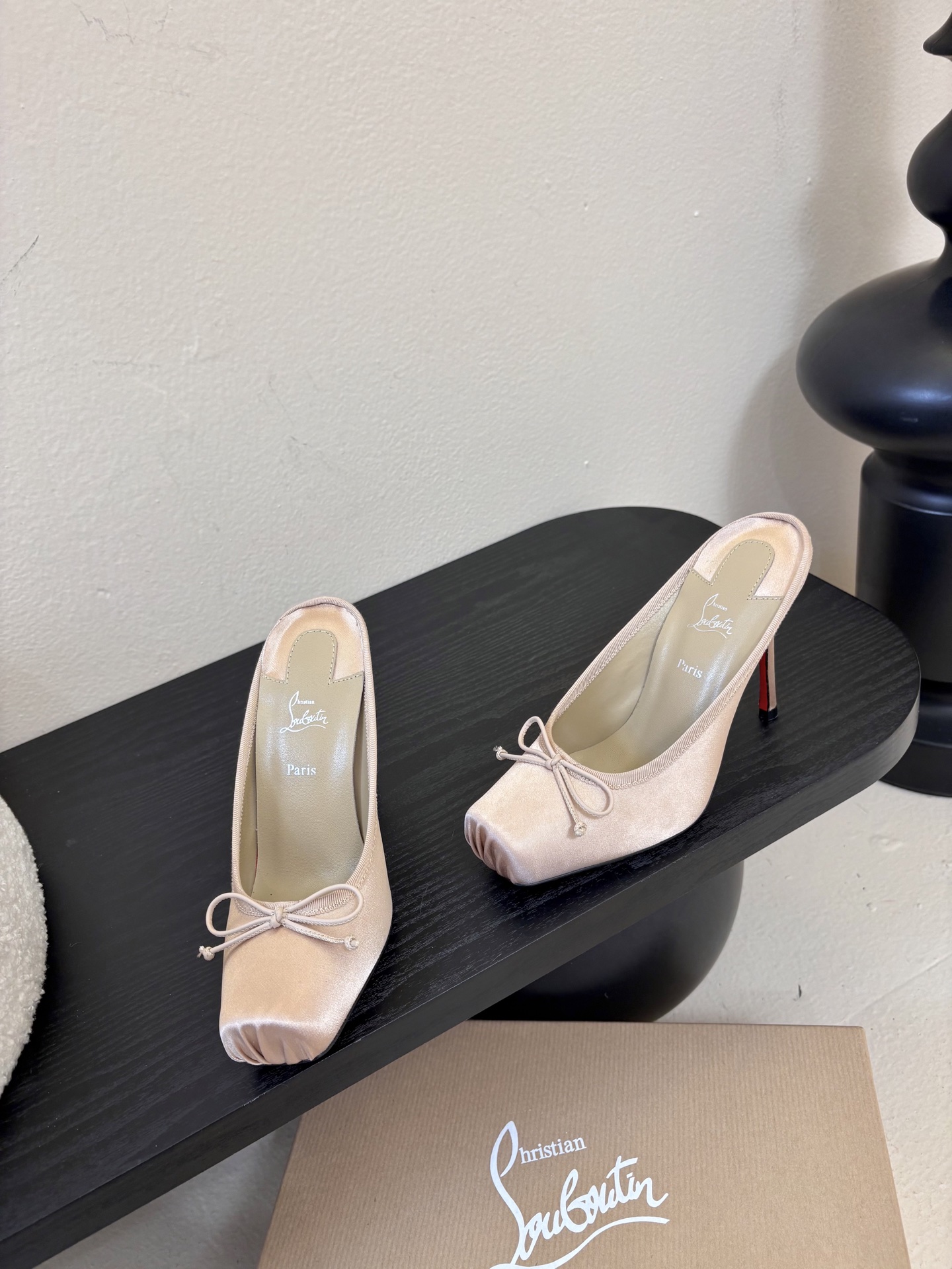 10.5公分ChristinLouboutin/CL26WF新品猪鼻子蝴蝶结高跟鞋单鞋在时尚的舞台上CL