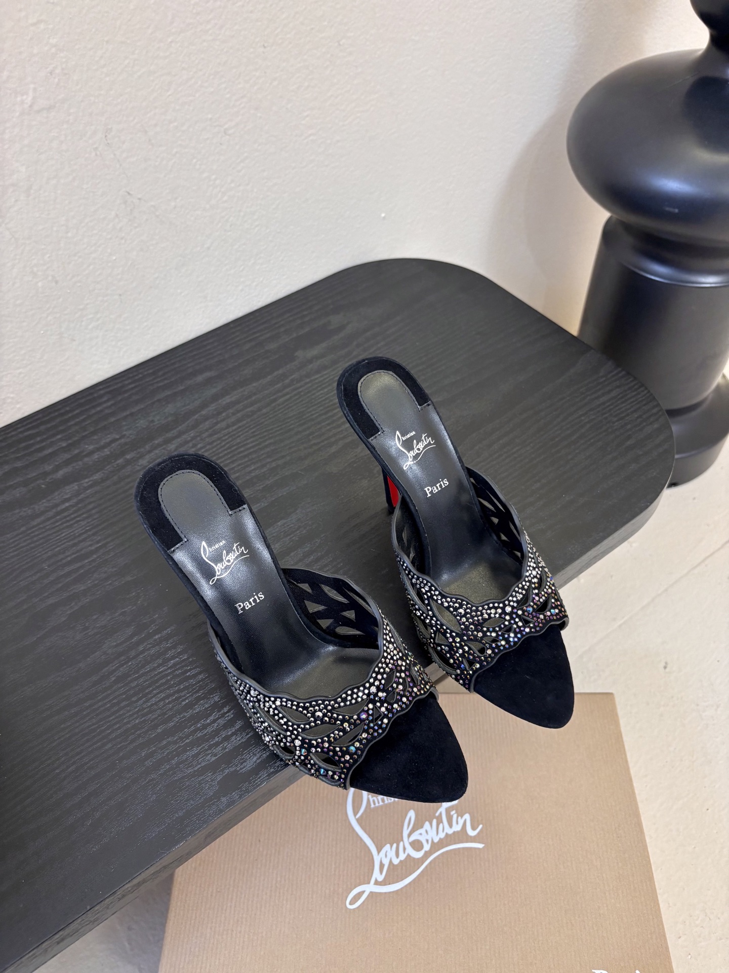 NO:692740,10.5cm ChristinLouboutin/CL26WF New Product Pig Nose Bow High Heel Shoes CL has always been a shining star on the fashion stage, and these pig nose sandals are the brand's proud work. Every detail shows unique charm and unique design makes you the focus of attention. The iconic pig nose decoration on the upper breaks the rules and adds a unique sense of playfulness to the shoes.  It seems to be telling your unique fashion attitude. The exquisite bows are embellished with it. It is smart and sweet. Whether you are strolling on the street or attending a dinner, you can exude charming charm. The fabric is made of original customized Yangjing hot diamonds. The inner pads are all lambskin. Italian imported leather outsole size 35-39 (customized 40/41), high-heeled shoes, sandals, high heels, slippers, sheepskin, sheep, Leather soles1986090910.5公分 ChristinLouboutin/CL26WF新品 猪鼻子蝴蝶结高跟鞋单鞋 在时尚的舞台上CL始终是璀璨的明星 而这款猪鼻子凉鞋 更是品牌的得意之作. 每一处细节都彰显着独特魅力 独特设计 让你成为众人瞩目的焦点. 鞋面上标志性的猪鼻子装饰 打破常规 为鞋子增添了一份别样的俏皮感 好似在诉说着独属于你的时尚态度 精致的蝴蝶结点缀其中 灵动而甜美 无论是漫步街头还是出席晚宴 都能让你散发迷人的魅力. 面料采用原版定制羊京烫钻 内里垫脚均为小羊皮 意大利进口真皮大底 size35-39（40/41定制）,高跟鞋拖鞋,sandals,high heels,slippers,sheepskin,sheep,Leather soles,Women's Shoes