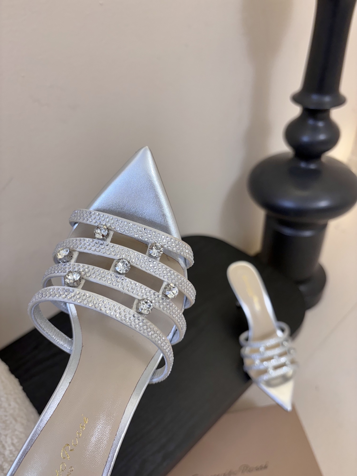 吉安维托·罗西 (Gianvito Rossi) 2023官网最新发尖头凉拖原版拆解1:1完美复刻鞋面进