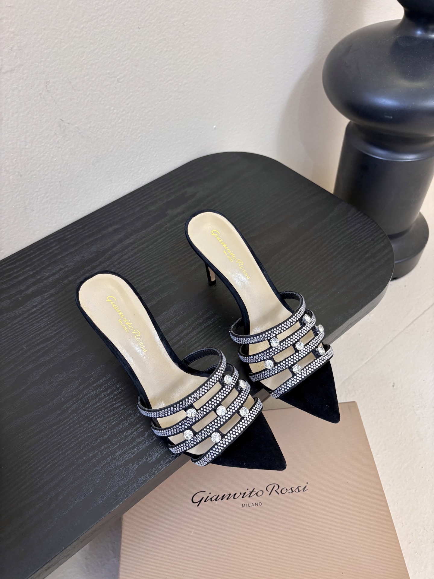 NO:692744,Gianvito Rossi's latest pointed-toe sandals from the official website. Original dismantled 1:1 perfect replica. Imported rhinestones on the upper with silk. High-gloss sheepskin feet. Italian leather soles. Heel height 7.5. Size 35-40 (40 41 customized. No returns or exchanges). Leather outsole, high heels and slippers, high heels, slippers, sheepskin, real silk, Leather soles from the same channel in the counter.19860909吉安维托·罗西 (Gianvito Rossi) 官网最新发尖头凉拖 原版拆解1:1完美复刻 鞋面进口水钻搭配真丝 高光羊皮垫脚 意大利真皮底 跟高7.5 码数35-40（40 41定制 不予退换） 专柜同渠道真皮大底,高跟鞋拖鞋,high heels,slippers,sheepskin,real silk,Leather soles,Women's Shoes