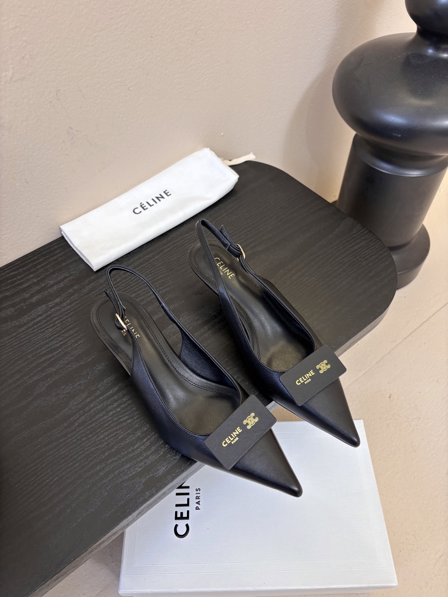 NO:692739,celine ss26 new arrival~ High version, non-market currency version C+ 26 spring and summer show slingback Arc de Triomphe fastener, retro and fashionable, small pointed toe matching, just right kitten heel, comfortable and elegant, upper made of sheepskin, lining sheepskin, genuine leather outsole size 35-41 (40.41. Customized, non-returnable), high-heeled sandals, celine, sandals, high heels, sheepskin, Leather soles19860909celine ss26 new arrival～ 高版本的,非市场通货版本 C+ 26春夏秀款slingback 凯旋门扣件,复古时髦 小尖头搭配 刚刚好的小猫跟,舒适优雅 鞋面采用羊皮 内里羊皮 真皮大底 size 35-41（40.41.定制不退换）,高跟鞋凉鞋,celine,sandals,high heels,sheepskin,Leather soles,Women's Shoes