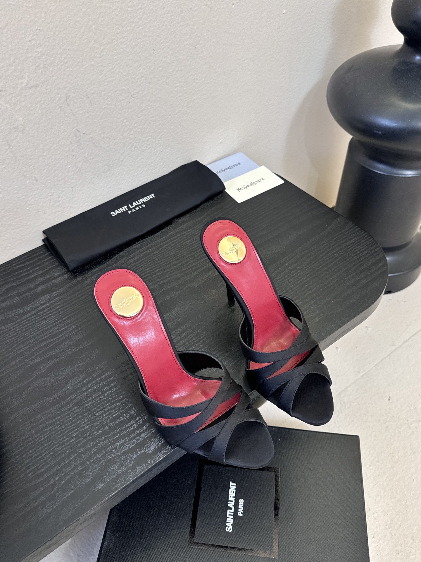 NO:692760,Saint Lauren* ss new YSL Logo high-heeled shoes and drag Ysl catwalk style high-heeled shoes. Match them with various small skirts. You don’t have to choose the shape of your feet at all. Ysl Logo heels are particularly beautiful!  Under the illumination of the light, the illusion of color appears. It is so beautiful that the whiteness of the upper toes makes people look head-high!  Unleash the infinite elegance and charm and explore more high-heeled shoes!  Fabric silk, lining sheepskin, outsole leather outsole, size 35-40 (40 customized), high heels and slippers, saint laurent, saint laurent, saint laurent, high heels, slippers, skirts, sheepskin, real silk, Leather soles19860909圣罗兰Saint Lauren* ss新YSL Logo高跟鞋拖 Ysl走秀款高跟鞋 各种小裙子搭配起来 完全不挑脚型哦 Ysl Logo跟特别好看！在光线的照耀下呈现幻彩 真的美的过分 上脚显白的让人上头！释放无限优雅魅力 探索更多臻选高跟鞋！ 面料真丝 内里羊皮 大底真皮大底 码数35-40（40定制）,高跟鞋拖鞋,saint laurent,saint laurent,saint laurent,high heels,slippers,skirts,sheepskin,real silk,Leather soles,Women's Shoes