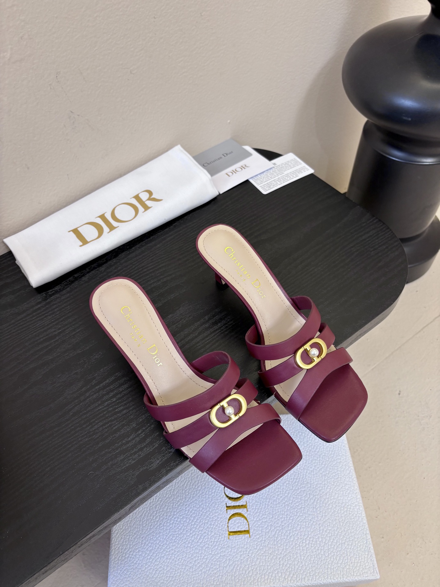Dior | 迪奥早春新品走秀款假风平底拖鞋！ 硬货上新🆕❥代购级别！高级感十足！国内外博主刷爆的一款，