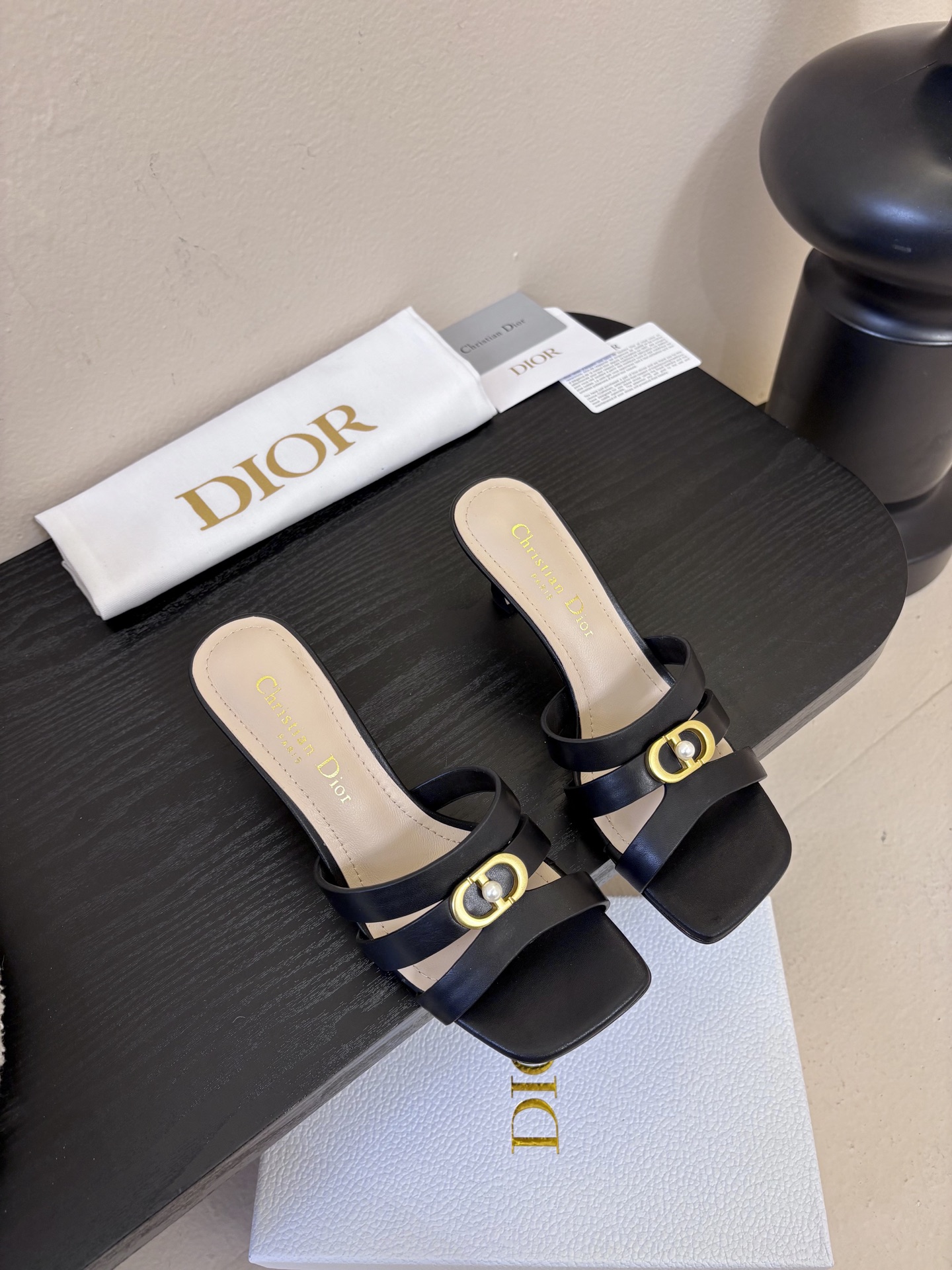 NO:692753,Dior | Dior's new early spring catwalk style fake style flat slippers!  Hard goods are on a new level!  Full of high-end feel!  A popular model among bloggers at home and abroad, it is retro, fashionable and looks great on your feet!  The official website’s main recommendation★ Original custom-made cowhide for the upper, imported water-dyed sheepskin lining for the lining, original leather outsole imported from Italy, shoe size: 35-41 (40 41 custom-made, non-returnable), high heels and slippers, dior, dior, high heels, slippers, cowhide, sheepskin, Leather soles19860909Dior | 迪奥早春新品走秀款假风平底拖鞋！ 硬货上新代购级别！高级感十足！国内外博主刷爆的一款,复古又时髦上脚美炸了！官网主推款★ 鞋面原版定做牛皮 内里进口水染羊皮里 意大利进口原色真皮大底 鞋码:35-41（40 41定做不退换）,高跟鞋拖鞋,dior,dior,high heels,slippers,cowhide,sheepskin,Leather soles,Women's Shoes