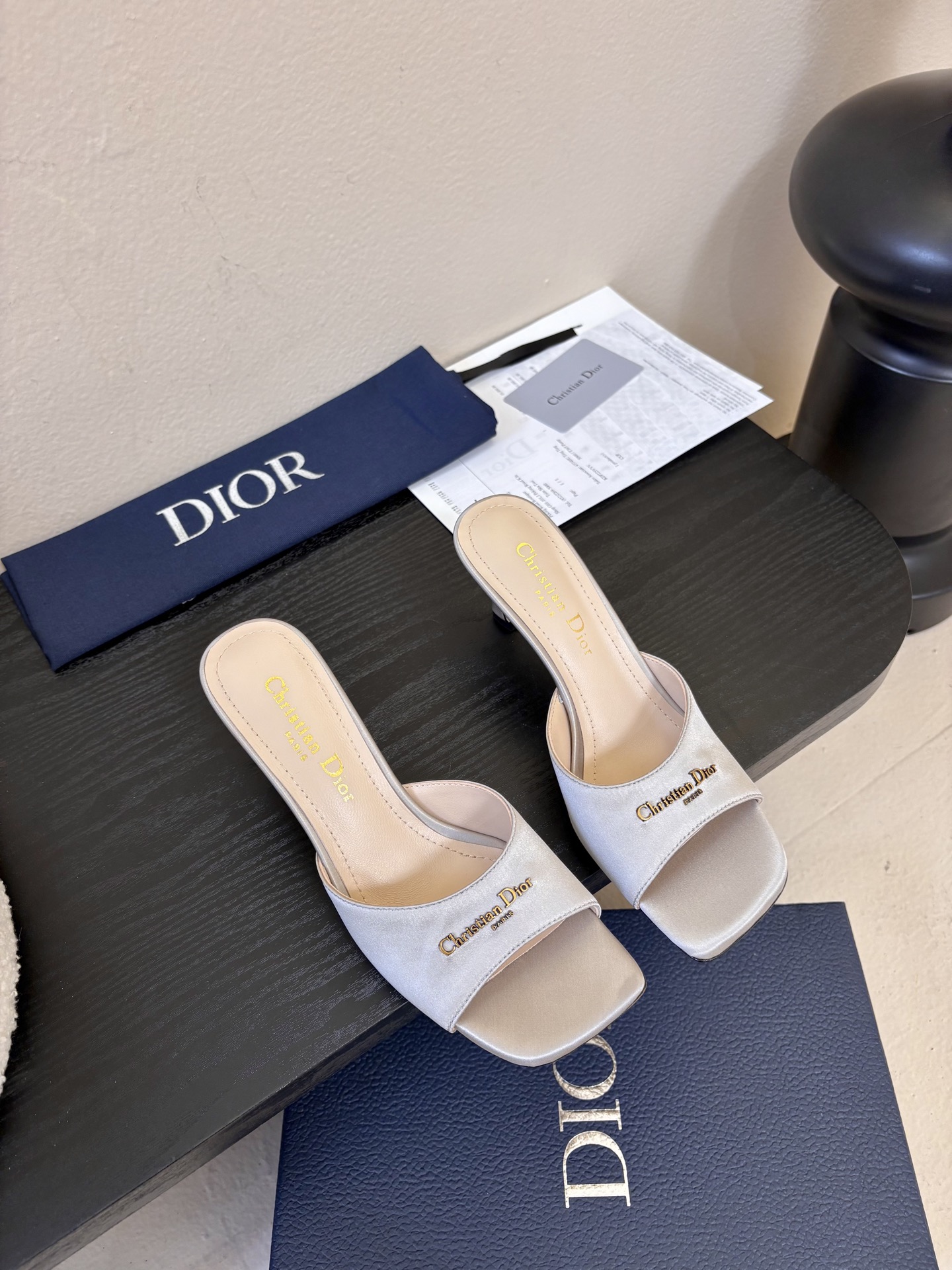 Dior | 迪奥早春新品走秀款假风平底拖鞋！ 硬货上新🆕❥代购级别！高级感十足！国内外博主刷爆的一款，