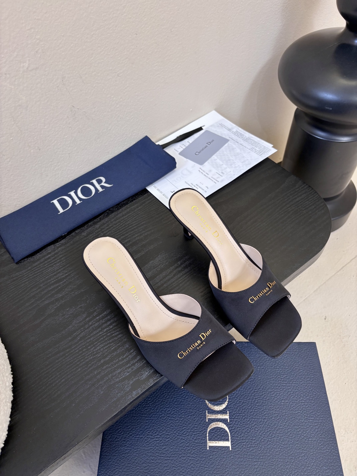 NO:692757,Dior | Dior's new early spring catwalk style fake style flat slippers!  Hard goods are on a new level!  Full of high-end feel!  A popular model among bloggers at home and abroad, it is retro, fashionable and looks great on your feet!  Official website's main recommendation★ Original custom-made silk upper, imported water-dyed sheepskin lining, original leather outsole imported from Italy, shoe size: 35-41 (40 41 custom-made, non-refundable), high heels and slippers, dior, dior, high heels, slippers, sheepskin, real silk, Leather soles19860909Dior | 迪奥早春新品走秀款假风平底拖鞋！ 硬货上新代购级别！高级感十足！国内外博主刷爆的一款,复古又时髦上脚美炸了！官网主推款★ 鞋面原版定做真丝 内里进口水染羊皮里 意大利进口原色真皮大底 鞋码:35-41（40 41定做不退换）,高跟鞋拖鞋,dior,dior,high heels,slippers,sheepskin,real silk,Leather soles,Women's Shoes