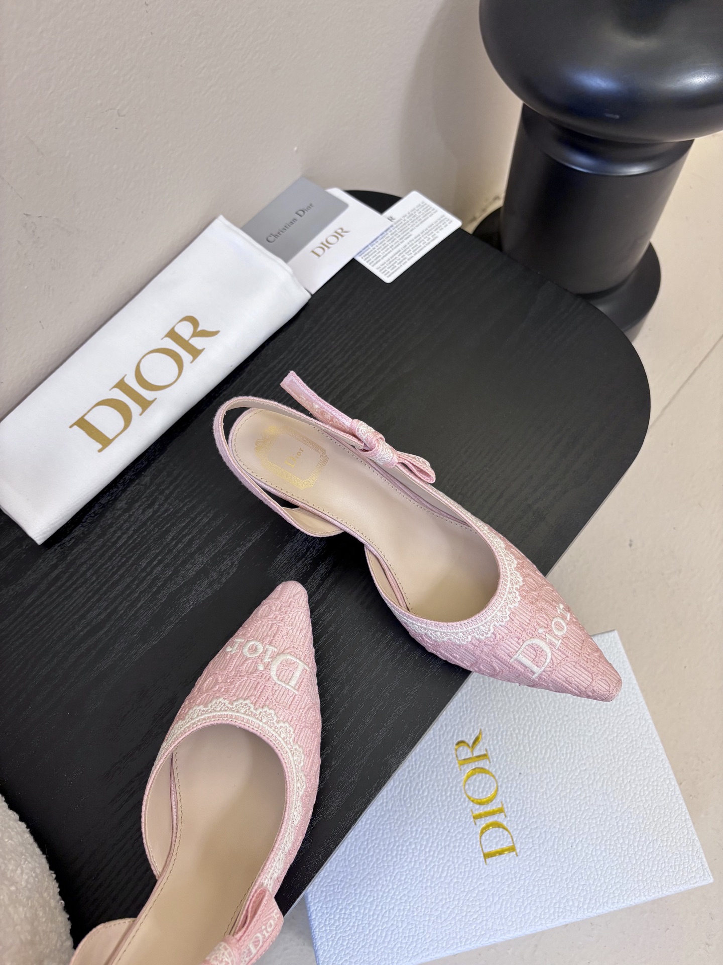 Dior | 迪奥早春新品走秀款CD刺绣logo凉鞋！ 硬货上新🆕❥代购级别！高级感十足！国内外博主刷爆