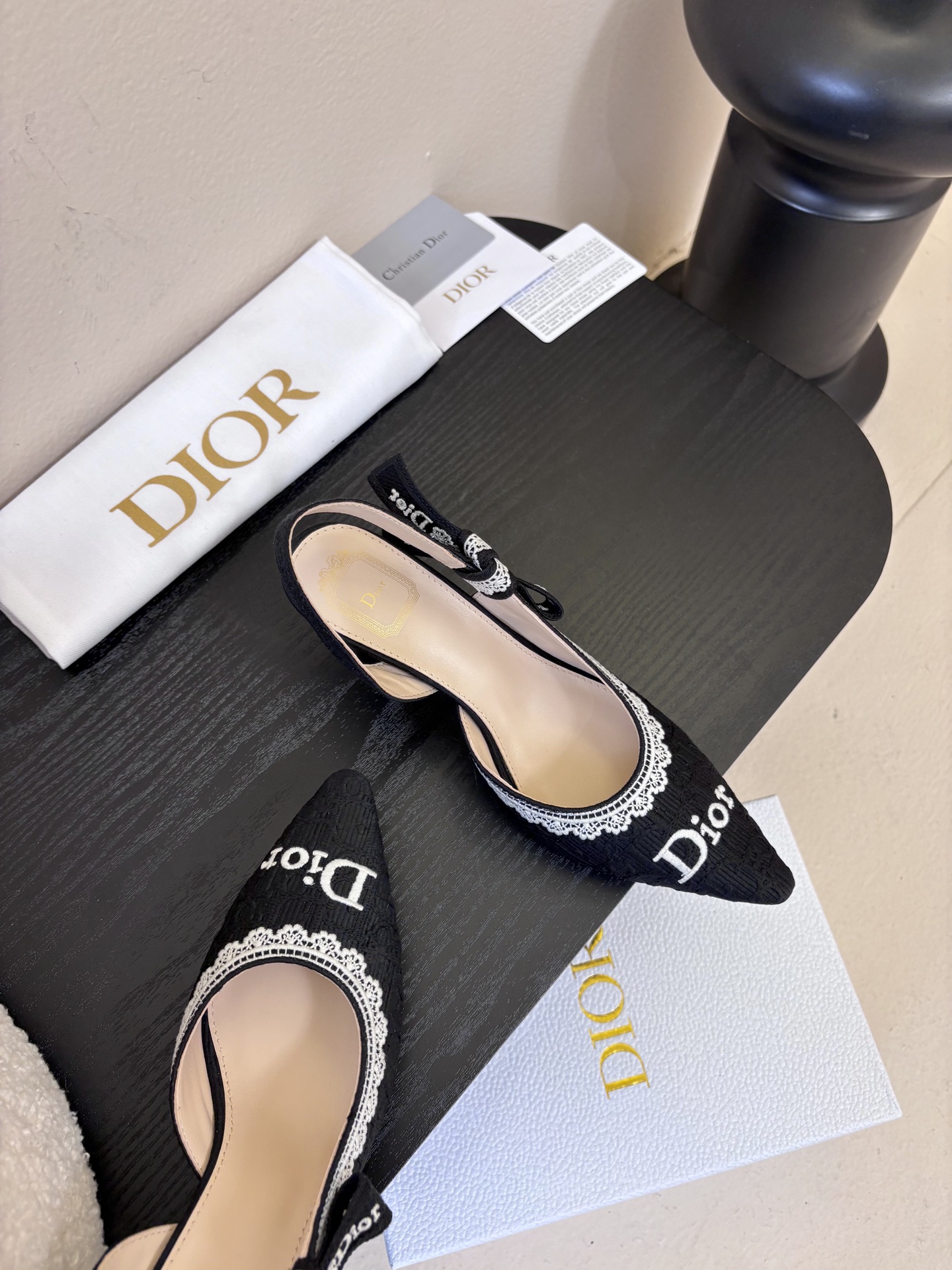 Dior | 迪奥早春新品走秀款CD刺绣logo凉鞋！ 硬货上新🆕❥代购级别！高级感十足！国内外博主刷爆