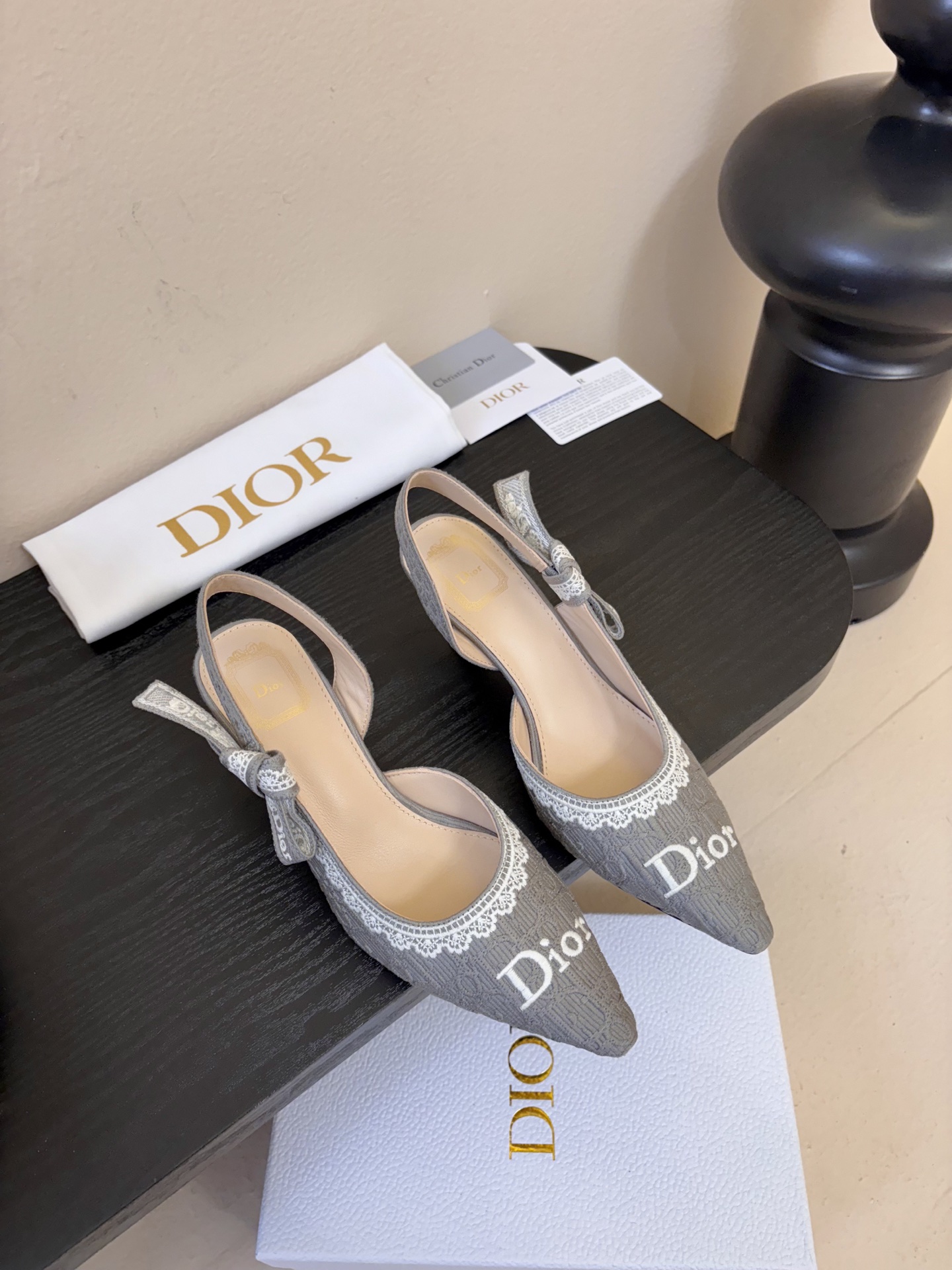 NO:692748,Dior | Dior's new early spring catwalk style CD embroidered logo sandals!  Hard goods are on a new level!  Full of high-end feel!  A popular model among bloggers at home and abroad, it is retro, fashionable and looks great on your feet!  The official website’s main recommendation★ Original custom-made pure cotton thread three-dimensional electric embroidery on the upper. Imported water-dyed sheepskin lining on the inside. Original leather outsole imported from Italy. Shoe size: 35-41 (custom-made 40 and 41 are non-returnable), high heels and sandals, dior, dior, sandals, high heels, sheepskin, Leather soles19860909Dior | 迪奥早春新品走秀款CD刺绣logo凉鞋！ 硬货上新代购级别！高级感十足！国内外博主刷爆的一款,复古又时髦上脚美炸了！官网主推款★ 鞋面原版定做纯棉线立体电绣 内里进口水染羊皮里 意大利进口原色真皮大底 鞋码:35-41（40 41定做不退换）,高跟鞋凉鞋,dior,dior,sandals,high heels,sheepskin,Leather soles,Women's Shoes