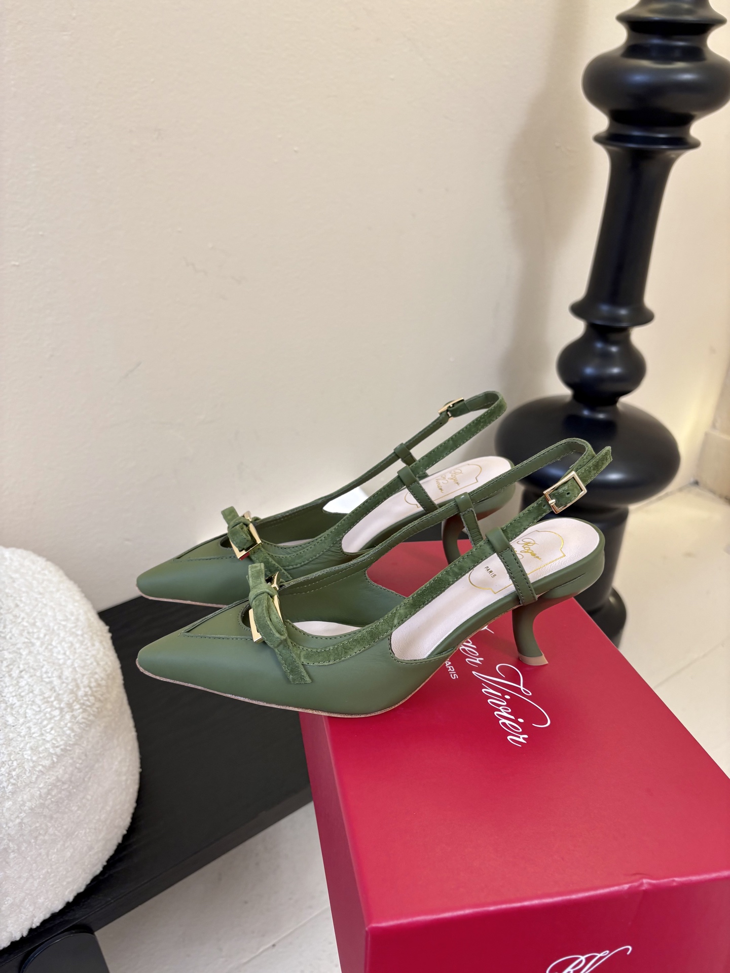 Roger Vivi* 26早春新品凉鞋Virgule钻扣高跟鞋后袢带凉拖 RV必入款 她上脚也太美了吧