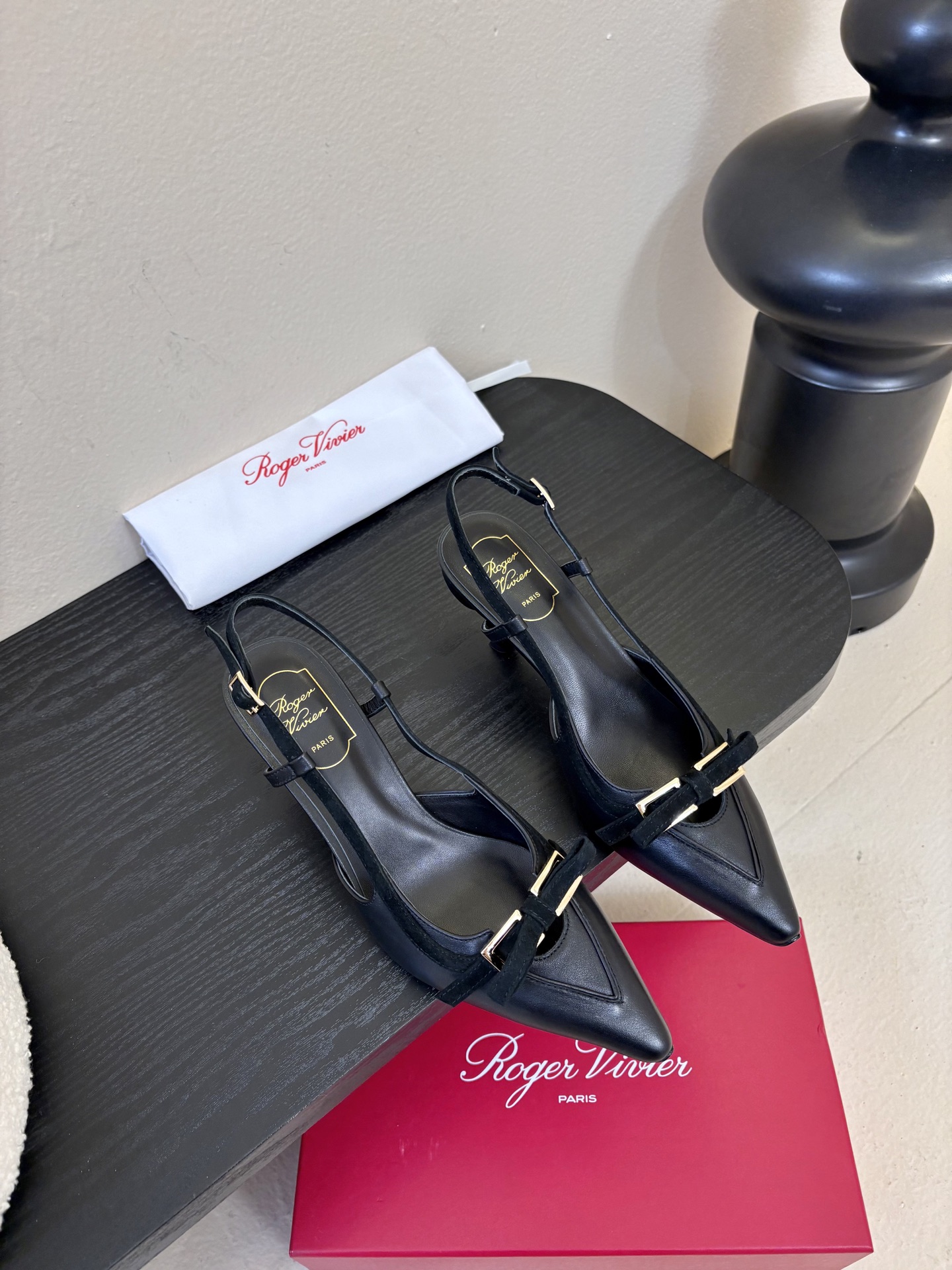 NO:692751,Roger Vivi* 26 new early spring sandals, Virgule diamond buckle high heels with back straps and sandals, a must-have for RV. She looks so beautiful on her feet, right? RV's new kitten heel series, satin surface with exquisite square diamond buckle, super temperamental, so beautiful that it combines sexy and cuteness. I have to say that his family is very good at exquisiteness. Original custom-made leather sole. Material: custom-made original cowhide. Foot pads are lined with imported sheepskin.  Size 35-40 (40 customized, non-refundable, high heels and sandals, roger vivor, sandals, high heels, cowhide, sheepskin, silk fabric19860909Roger Vivi* 26早春新品凉鞋 Virgule钻扣高跟鞋后袢带凉拖 RV必入款 她上脚也太美了吧 Rv新款小猫跟系列 绸缎面搭配精致方钻扣 超有气质 美到犯规 集性感与可爱于一体不得不说他家太会拿捏精致感了 鞋底原版定制真皮底 材质:定制原版牛皮 垫脚进口羊皮内里 码数35-40码（40定制不退换,高跟鞋凉鞋,roger vivier,sandals,high heels,cowhide,sheepskin,silk fabric,Women's Shoes