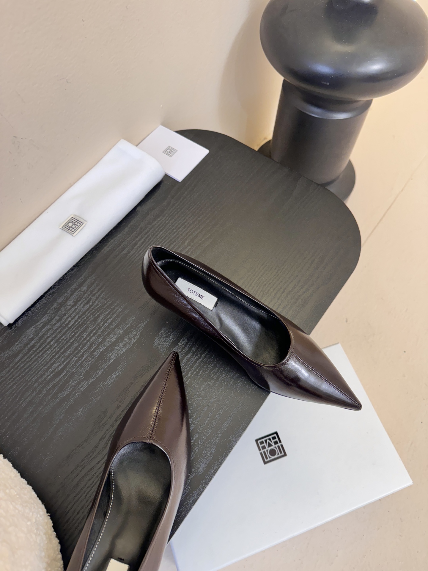 Toteme 25ss尖头坡跟鞋！极简主义风格 复古又高级！简约又大气 属于非常耐看的款式！鞋面采用进口