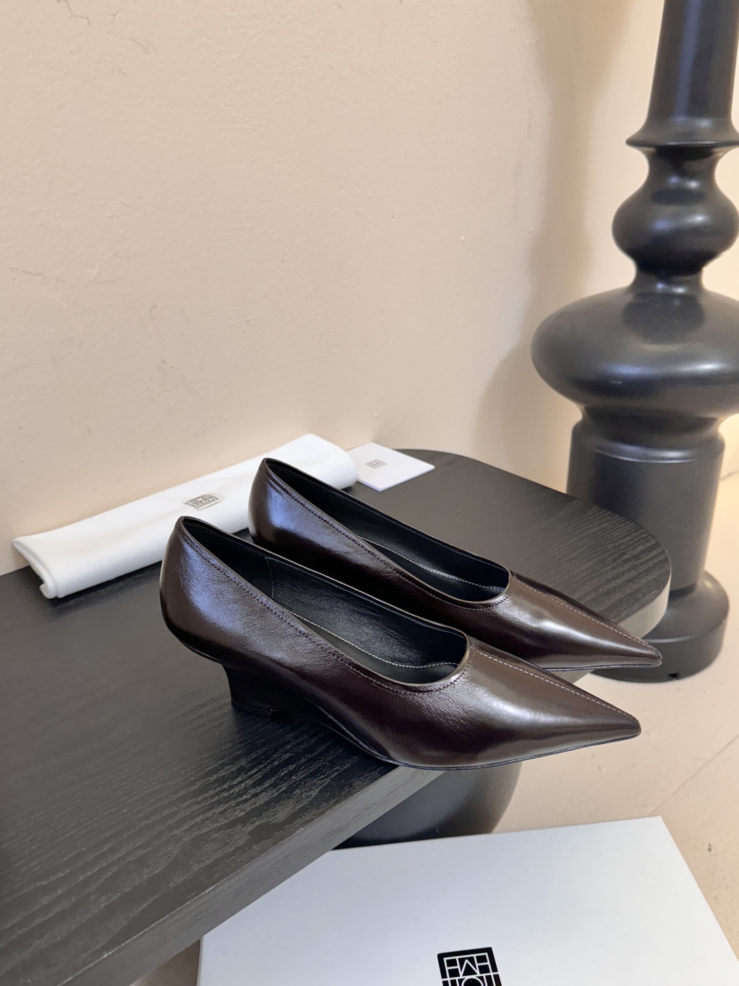 Toteme 25ss尖头坡跟鞋！极简主义风格 复古又高级！简约又大气 属于非常耐看的款式！鞋面采用进口