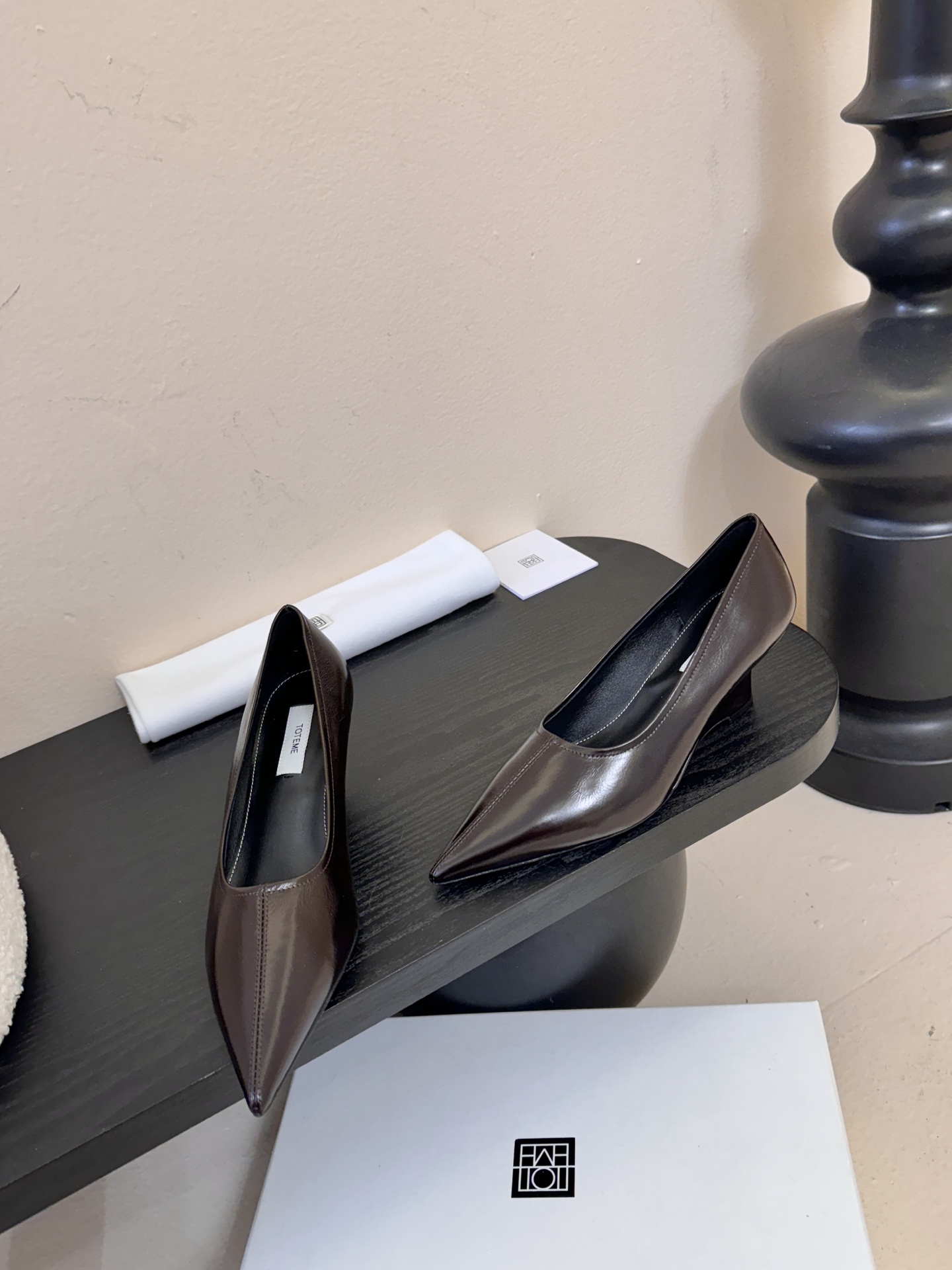 Toteme 25ss尖头坡跟鞋！极简主义风格 复古又高级！简约又大气 属于非常耐看的款式！鞋面采用进口