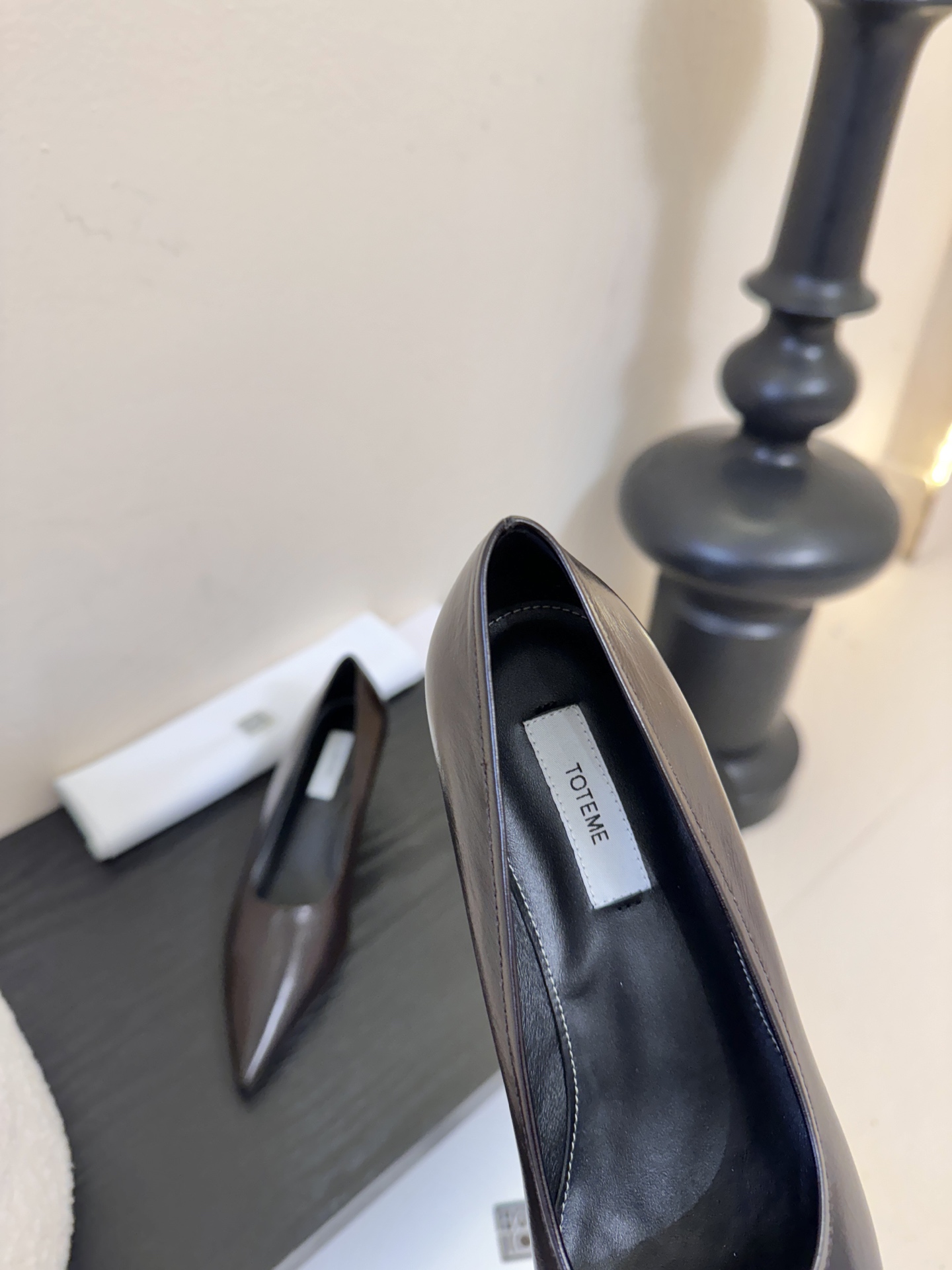 Toteme 25ss尖头坡跟鞋！极简主义风格 复古又高级！简约又大气 属于非常耐看的款式！鞋面采用进口
