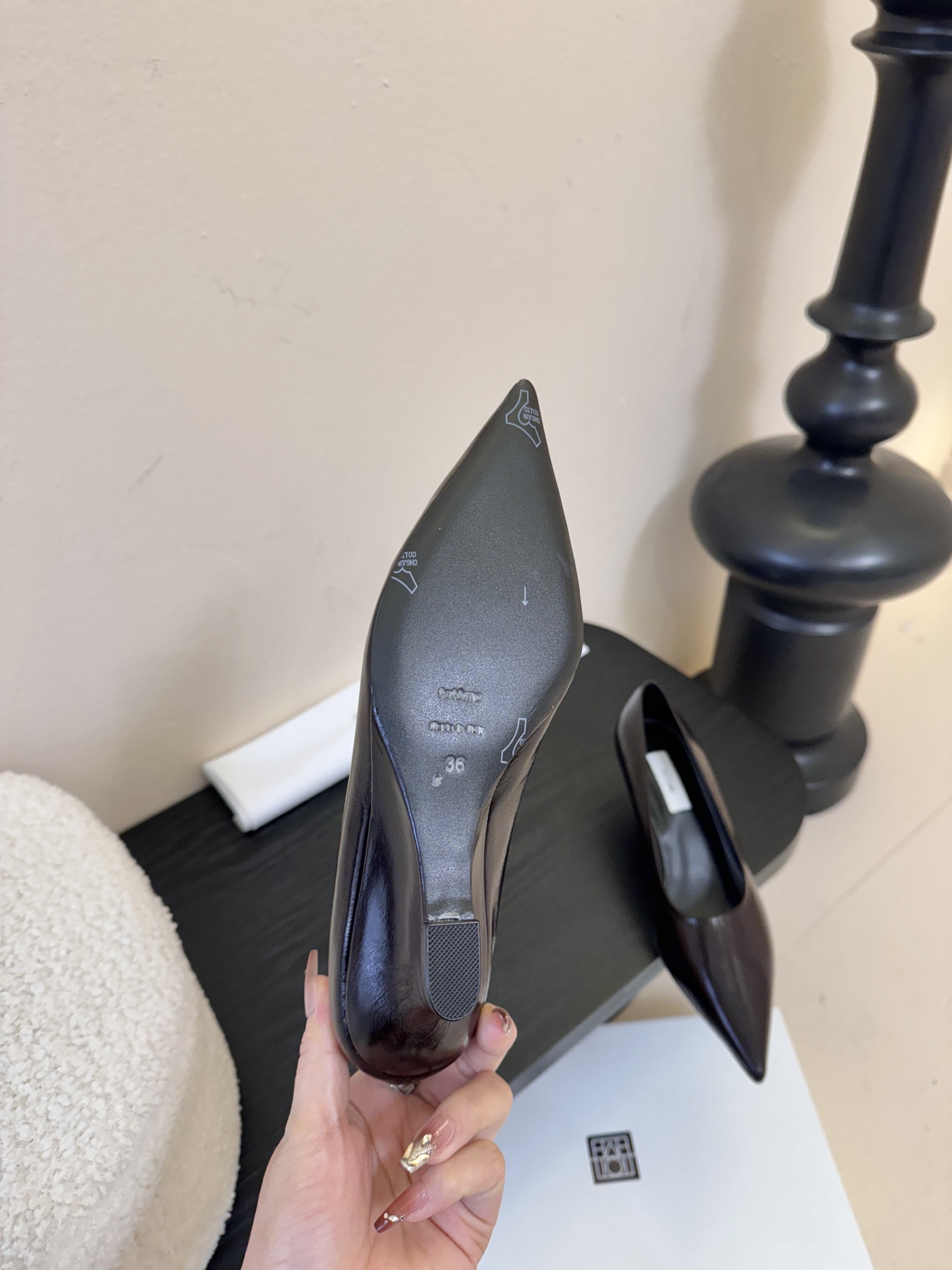 Toteme 25ss尖头坡跟鞋！极简主义风格 复古又高级！简约又大气 属于非常耐看的款式！鞋面采用进口