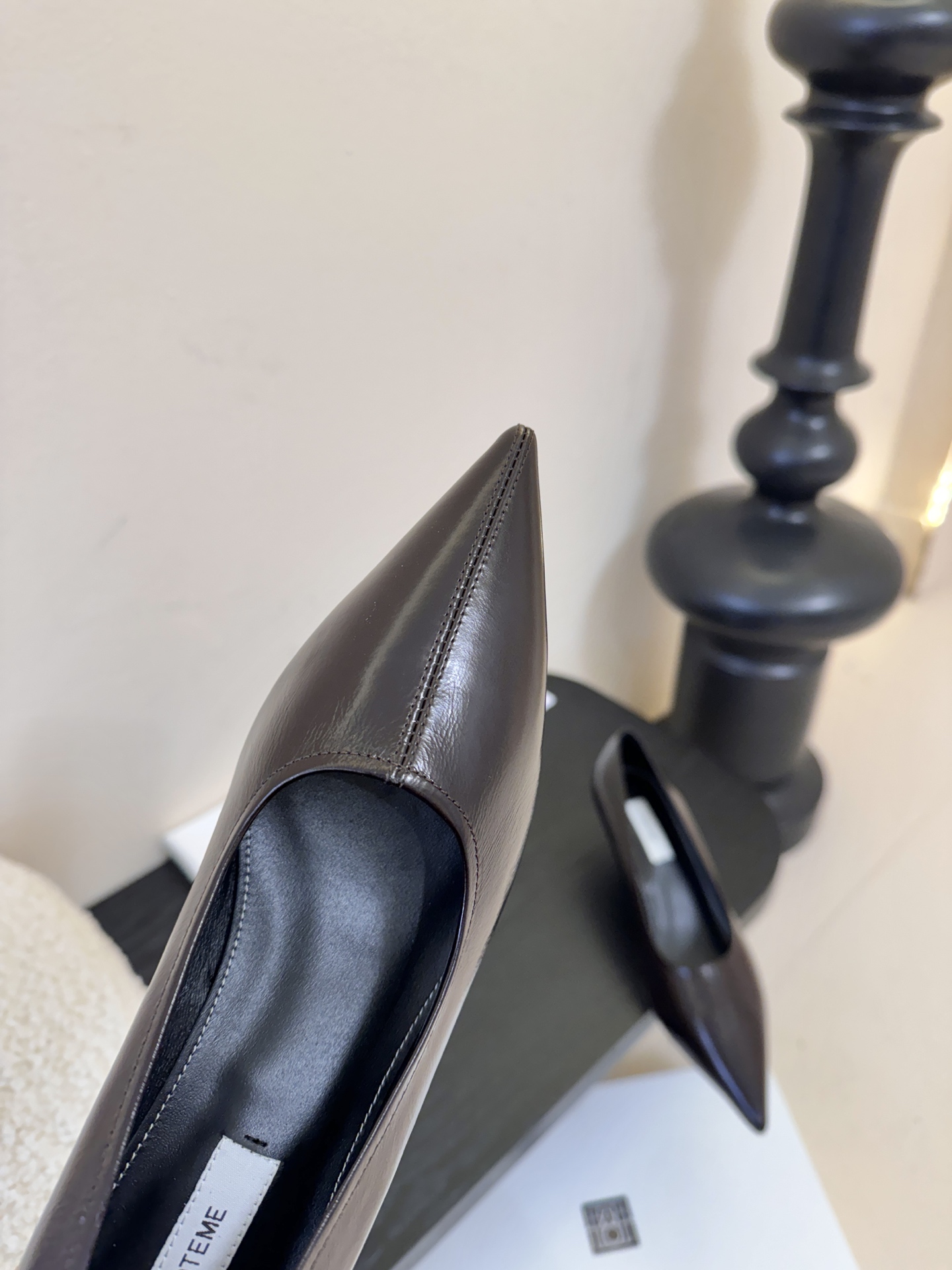 Toteme 25ss尖头坡跟鞋！极简主义风格 复古又高级！简约又大气 属于非常耐看的款式！鞋面采用进口