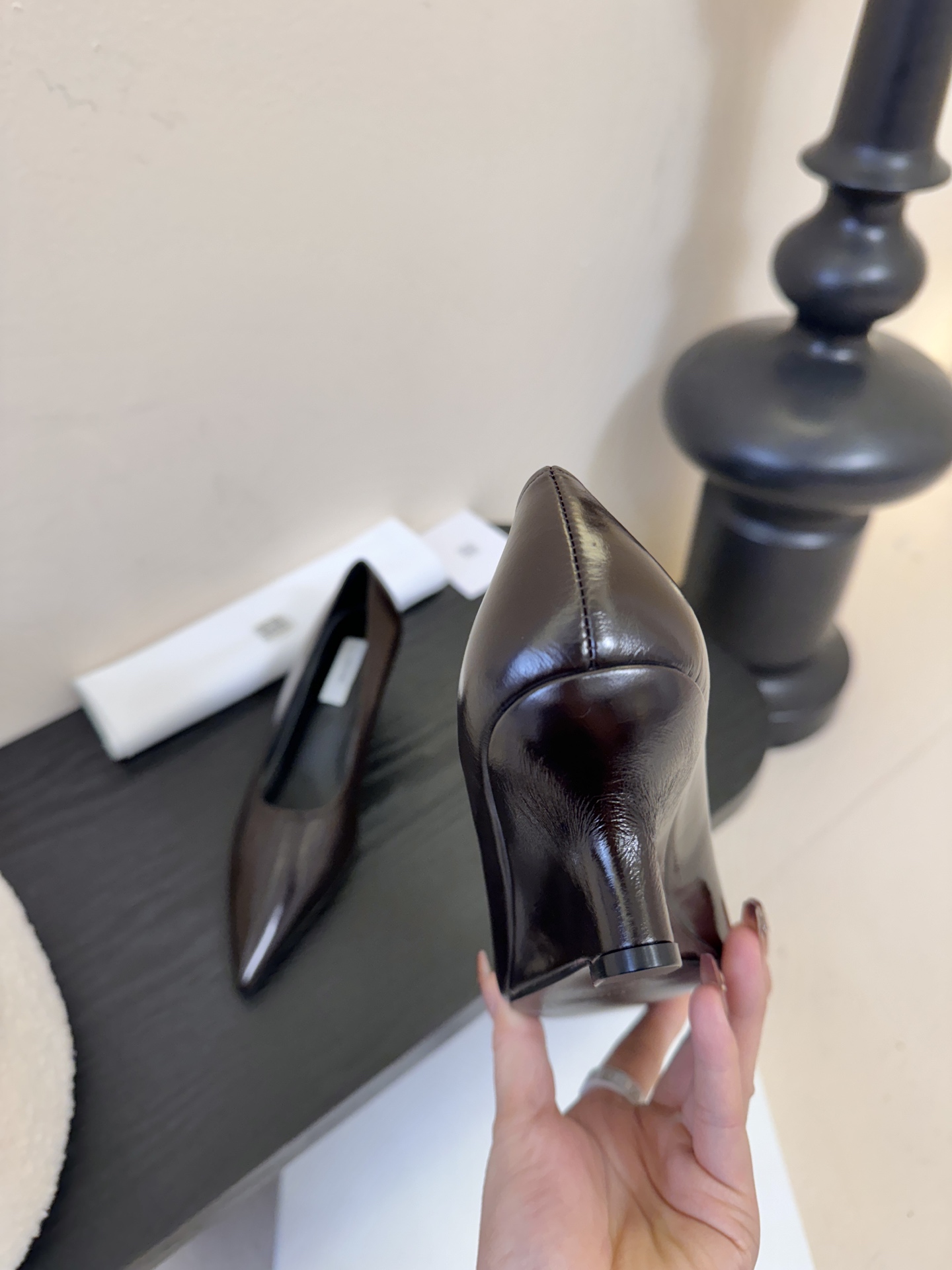 Toteme 25ss尖头坡跟鞋！极简主义风格 复古又高级！简约又大气 属于非常耐看的款式！鞋面采用进口