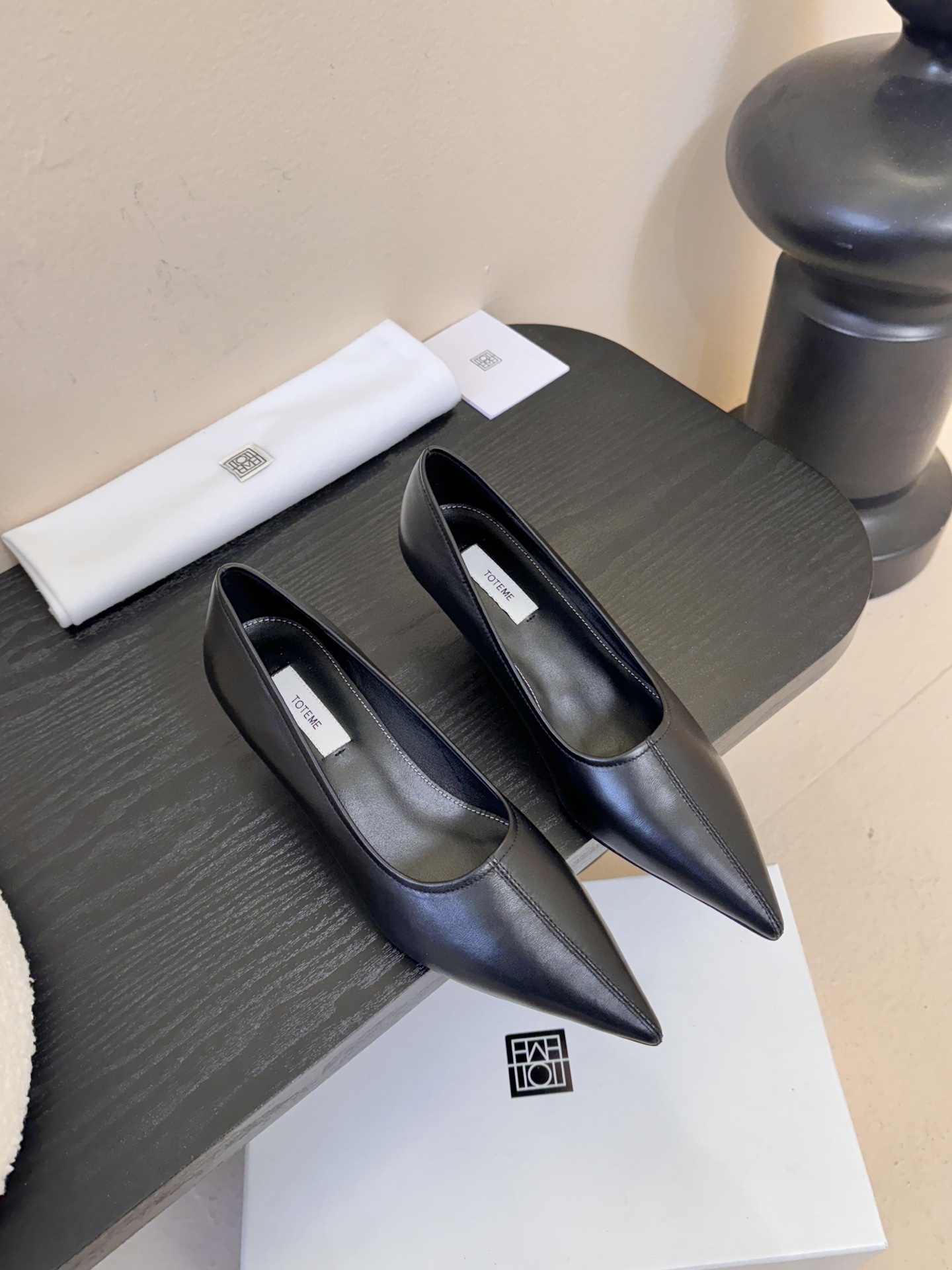 Toteme 25ss尖头坡跟鞋！极简主义风格 复古又高级！简约又大气 属于非常耐看的款式！鞋面采用进口