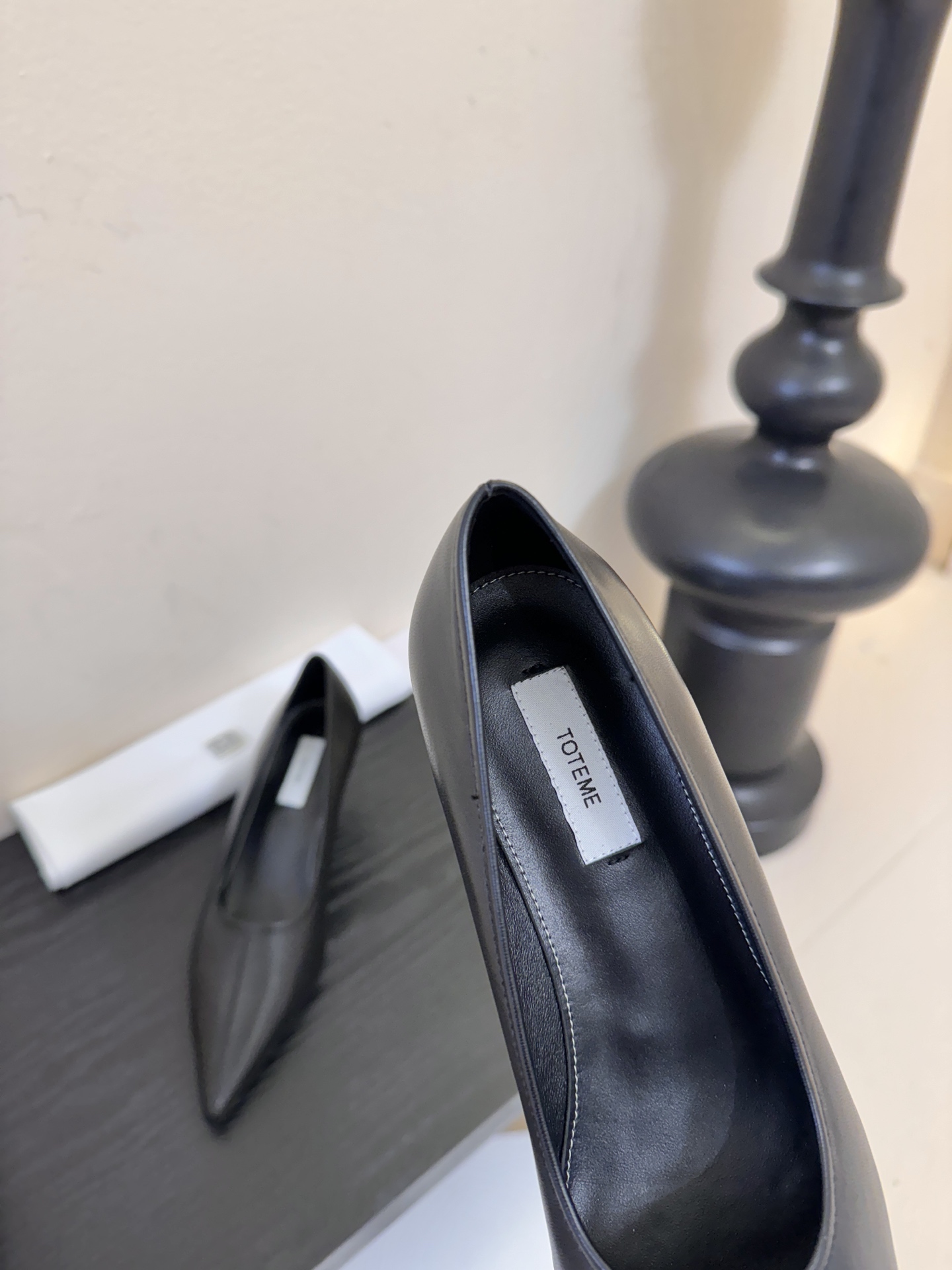 Toteme 25ss尖头坡跟鞋！极简主义风格 复古又高级！简约又大气 属于非常耐看的款式！鞋面采用进口