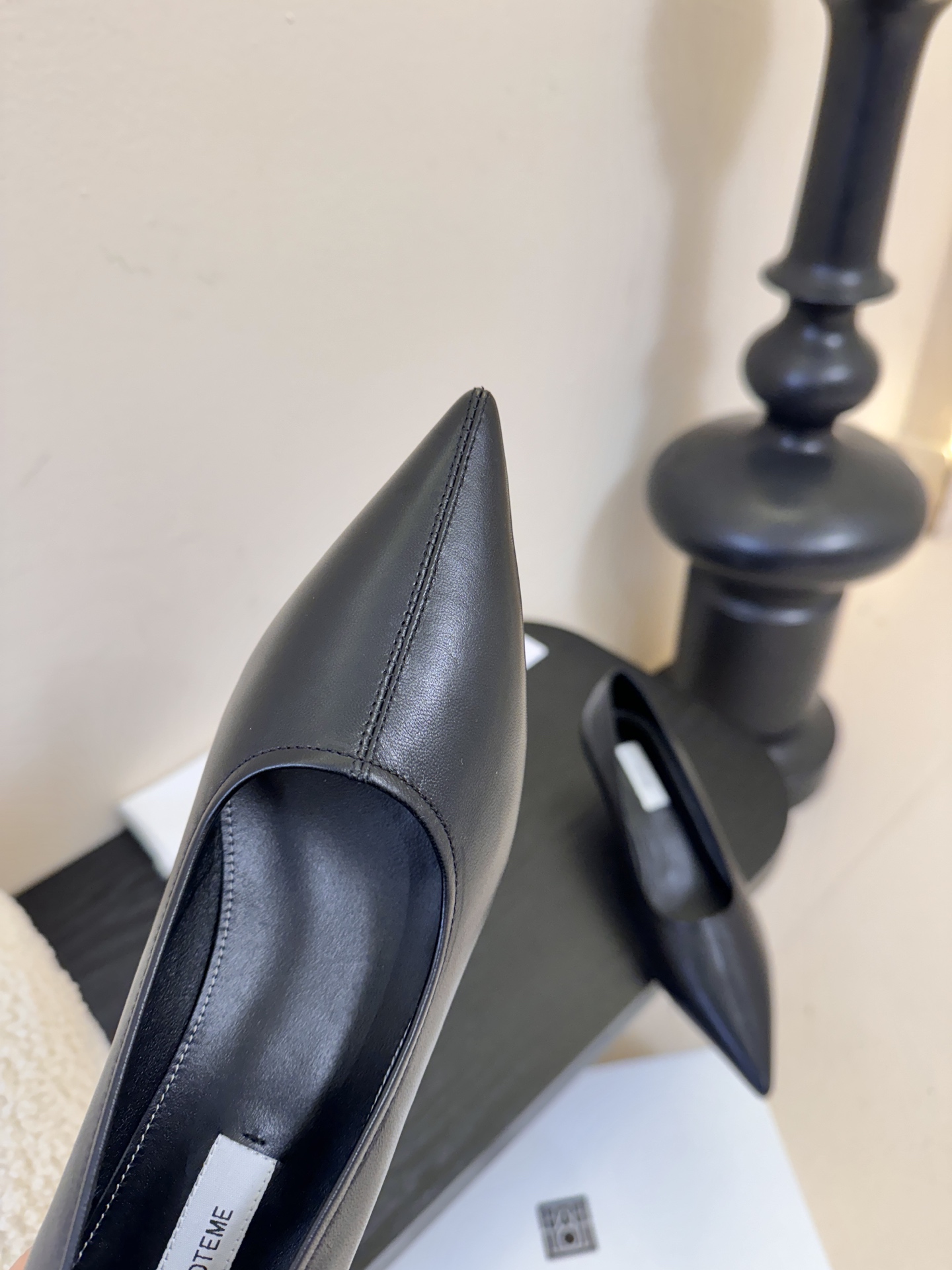 Toteme 25ss尖头坡跟鞋！极简主义风格 复古又高级！简约又大气 属于非常耐看的款式！鞋面采用进口