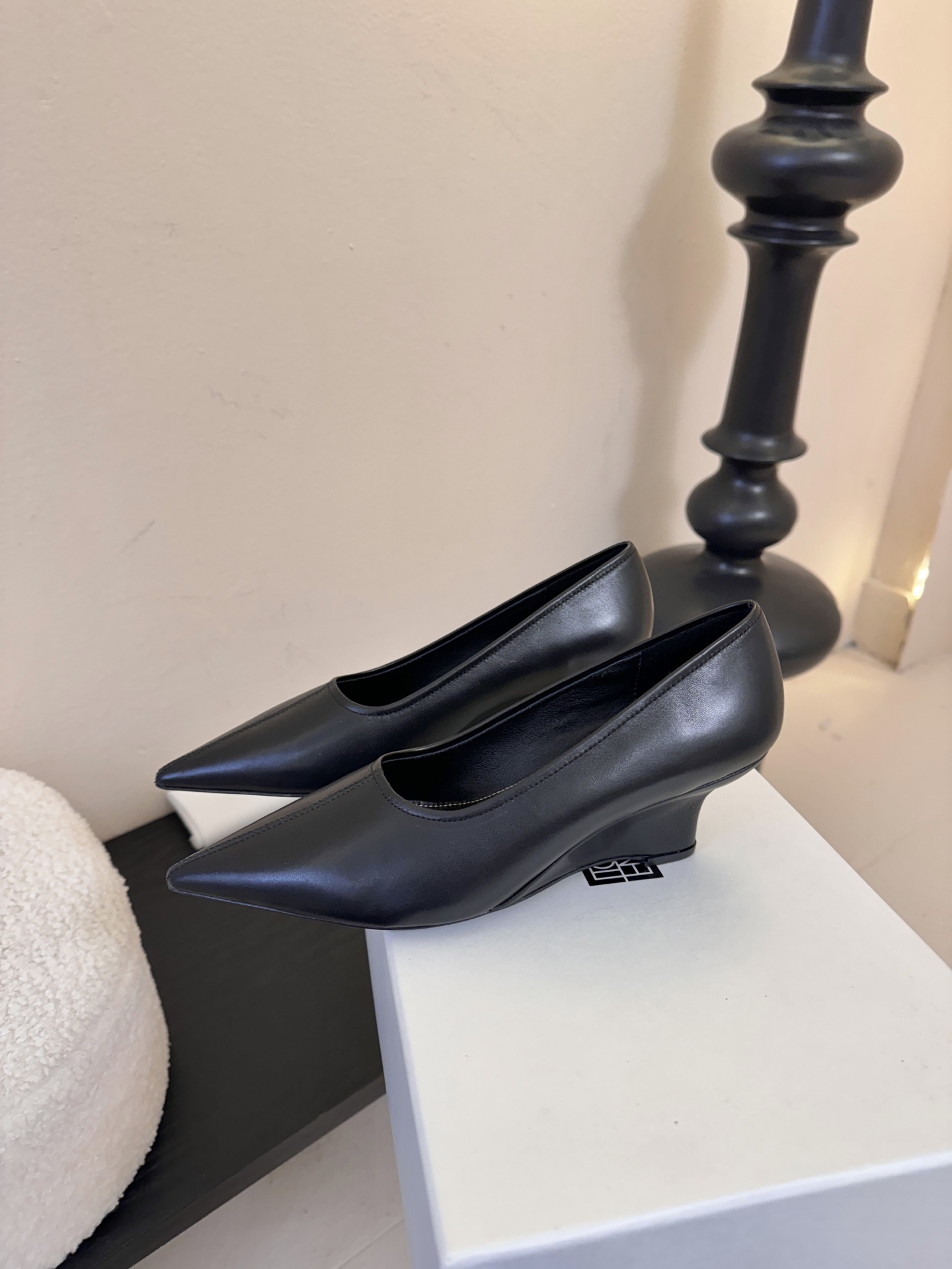 Toteme 25ss尖头坡跟鞋！极简主义风格 复古又高级！简约又大气 属于非常耐看的款式！鞋面采用进口