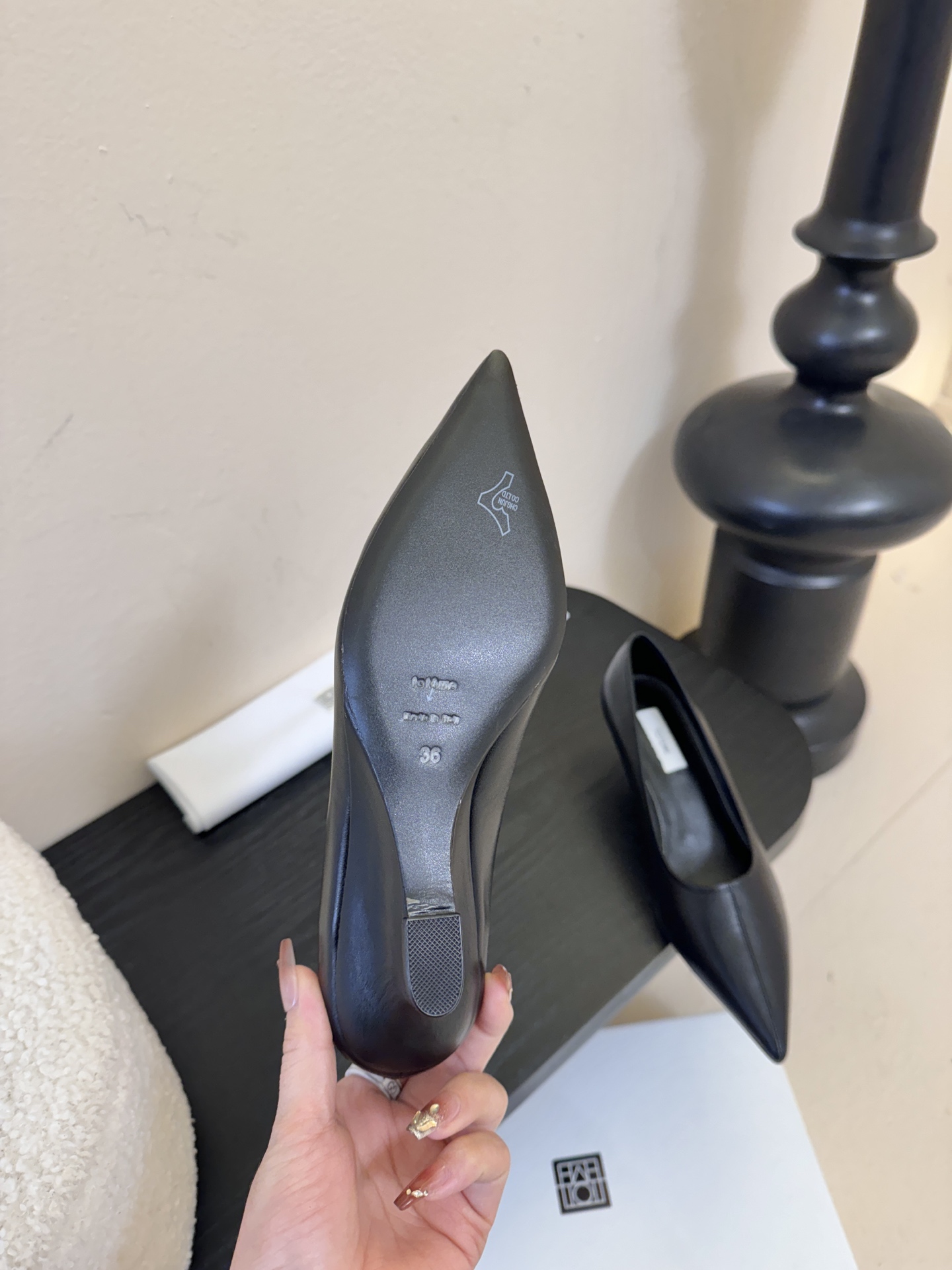 Toteme 25ss尖头坡跟鞋！极简主义风格 复古又高级！简约又大气 属于非常耐看的款式！鞋面采用进口