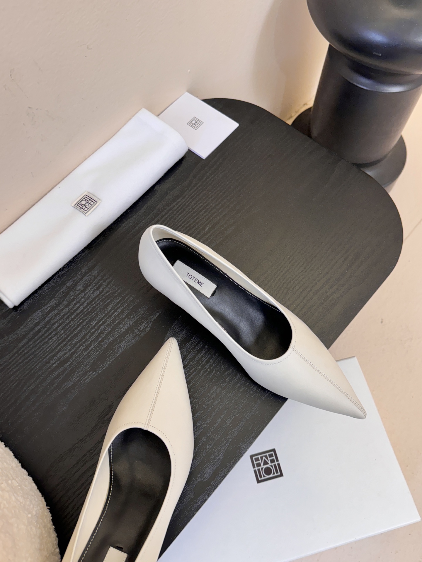 Toteme 25ss尖头坡跟鞋！极简主义风格 复古又高级！简约又大气 属于非常耐看的款式！鞋面采用进口