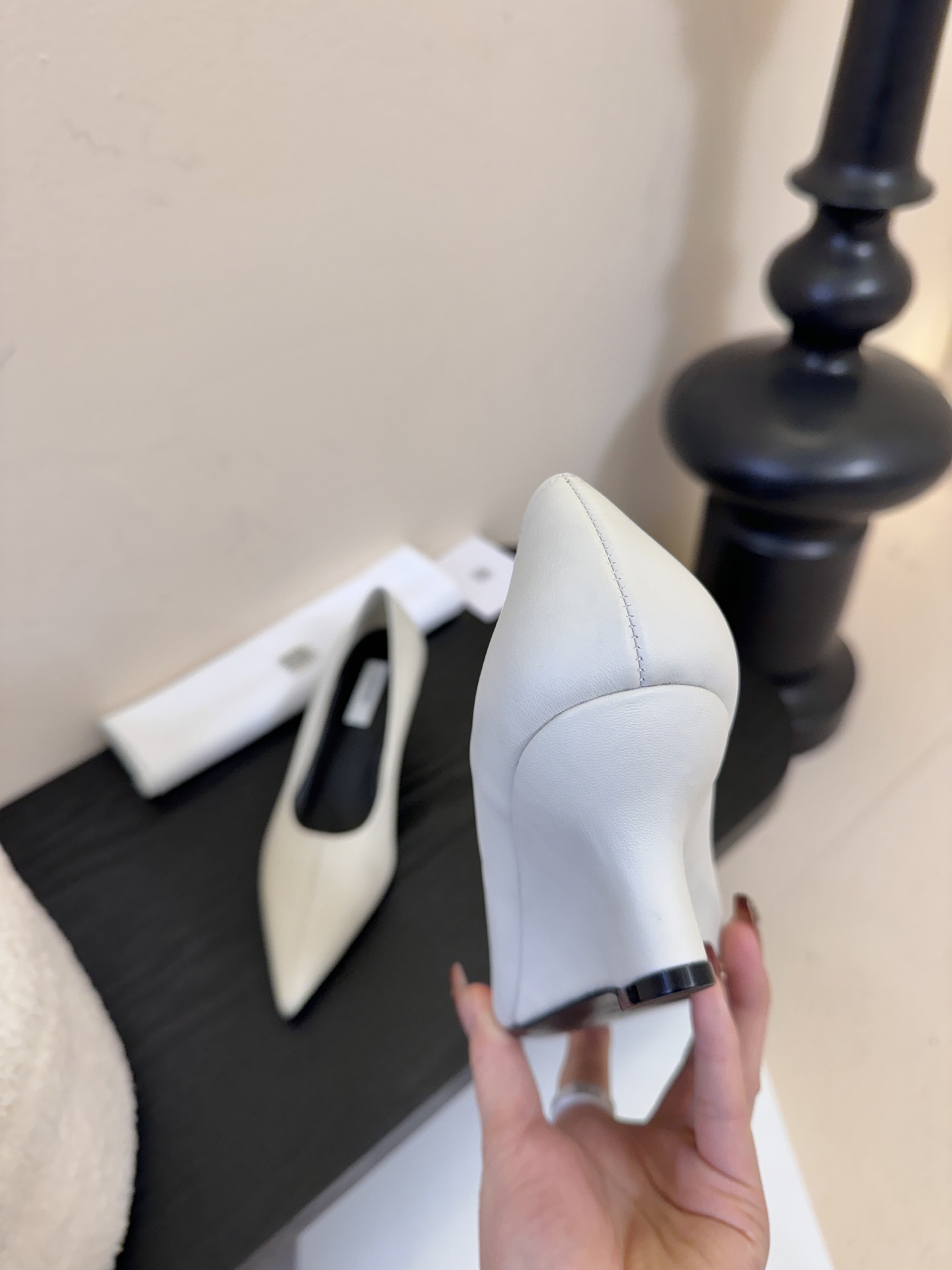 Toteme 25ss尖头坡跟鞋！极简主义风格 复古又高级！简约又大气 属于非常耐看的款式！鞋面采用进口