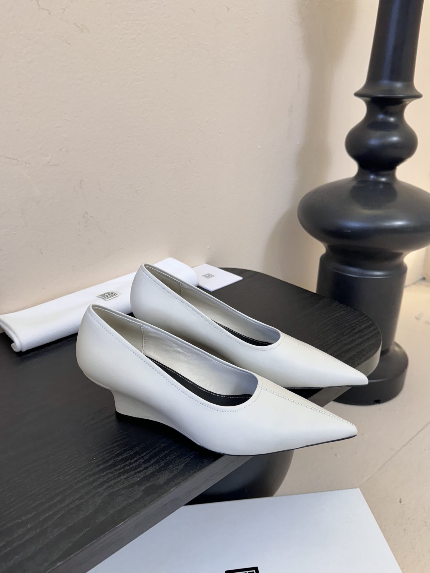 Toteme 25ss尖头坡跟鞋！极简主义风格 复古又高级！简约又大气 属于非常耐看的款式！鞋面采用进口