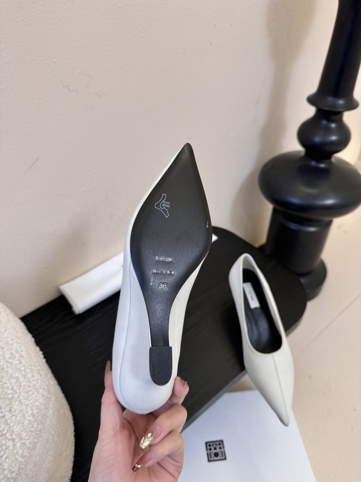 Toteme 25ss尖头坡跟鞋！极简主义风格 复古又高级！简约又大气 属于非常耐看的款式！鞋面采用进口