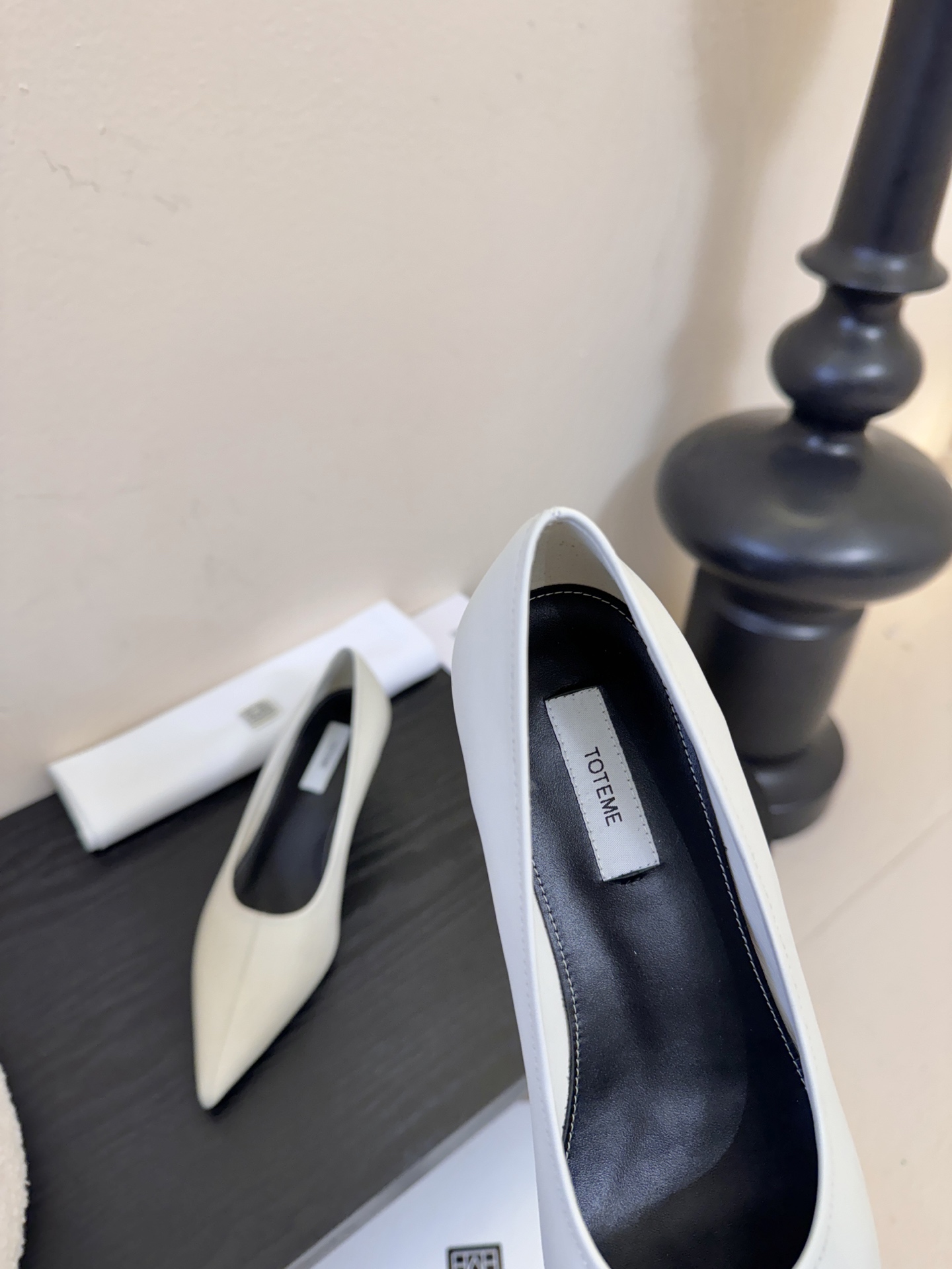 Toteme 25ss尖头坡跟鞋！极简主义风格 复古又高级！简约又大气 属于非常耐看的款式！鞋面采用进口