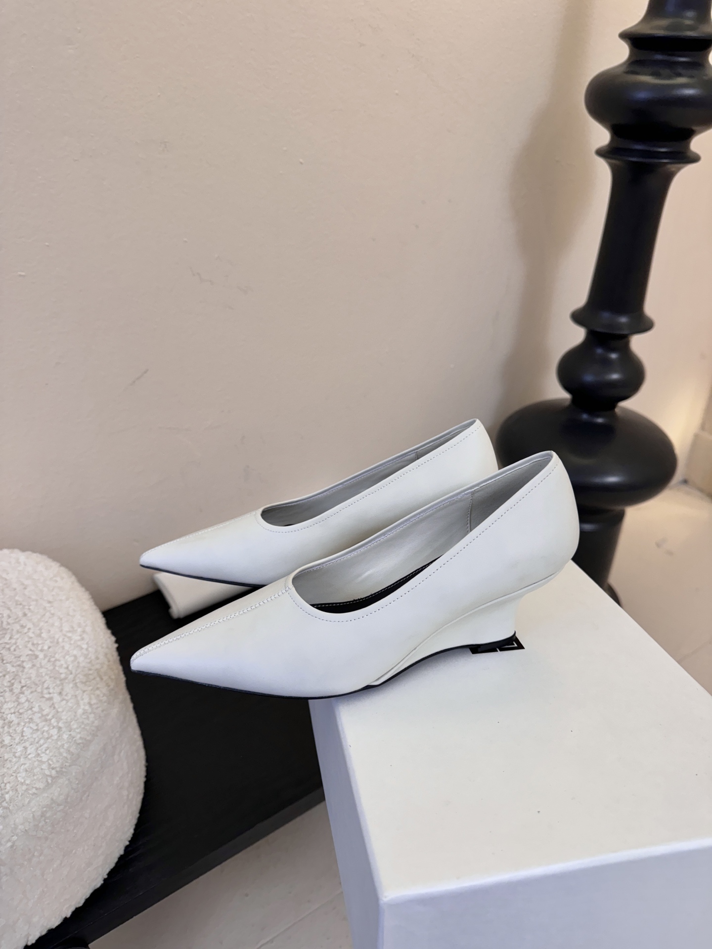 Toteme 25ss尖头坡跟鞋！极简主义风格 复古又高级！简约又大气 属于非常耐看的款式！鞋面采用进口