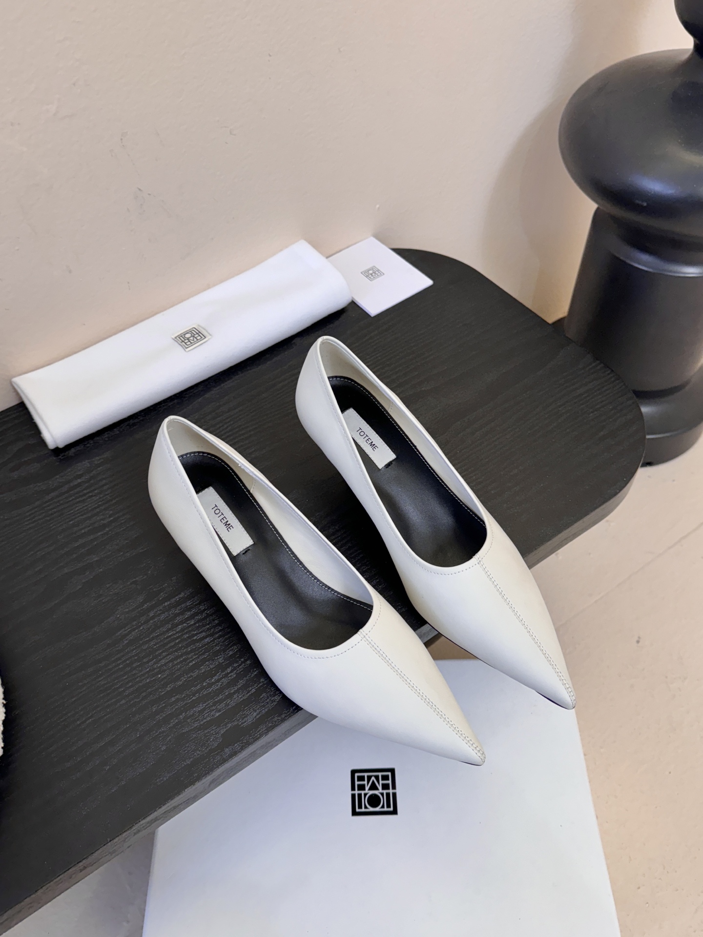 NO:692737,Toteme 25ss pointed toe wedges!  Minimalist style, retro and high-end!  Simple and elegant, it is a very attractive style!  The upper is made of imported cowhide, the lining is made of water-dyed sheepskin, the Italian imported genuine leather outsole, size 35-39 (customized 4041), high heels, high heels, cowhide, sheepskin, Leather soles19860909Toteme 25ss尖头坡跟鞋！ 极简主义风格 复古又高级！ 简约又大气 属于非常耐看的款式！ 鞋面采用进口牛皮 内里采用水染羊皮 意大利进口真皮大底 码数35-39（4041定做）,高跟鞋单鞋,high heels,cowhide,sheepskin,Leather soles,Women's Shoes