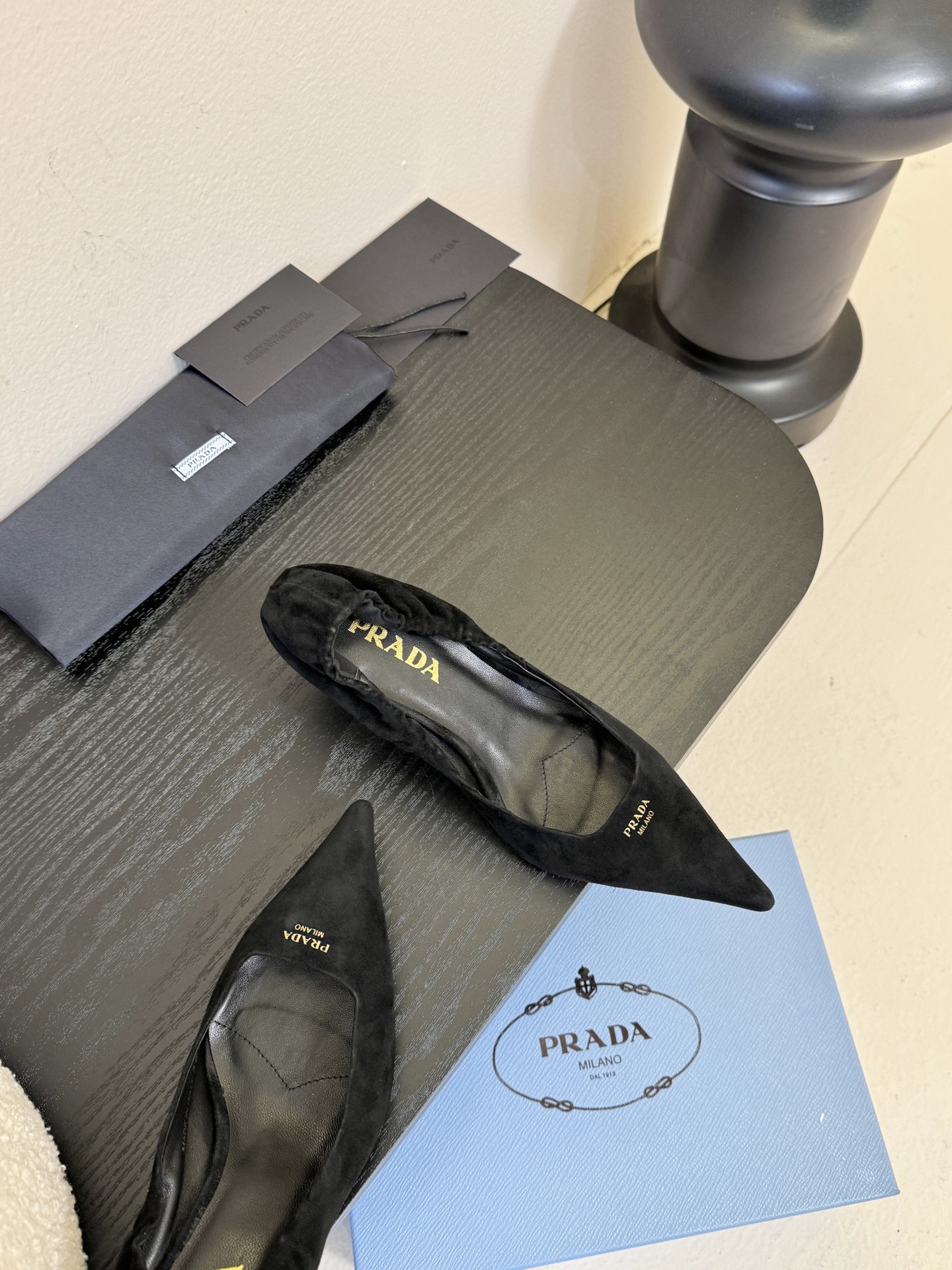 Prad* 26ss经典款三角标尖头小高跟单鞋采用锐利尖头+几何三角标的组合，鞋头处的三角拼接是品牌辨识