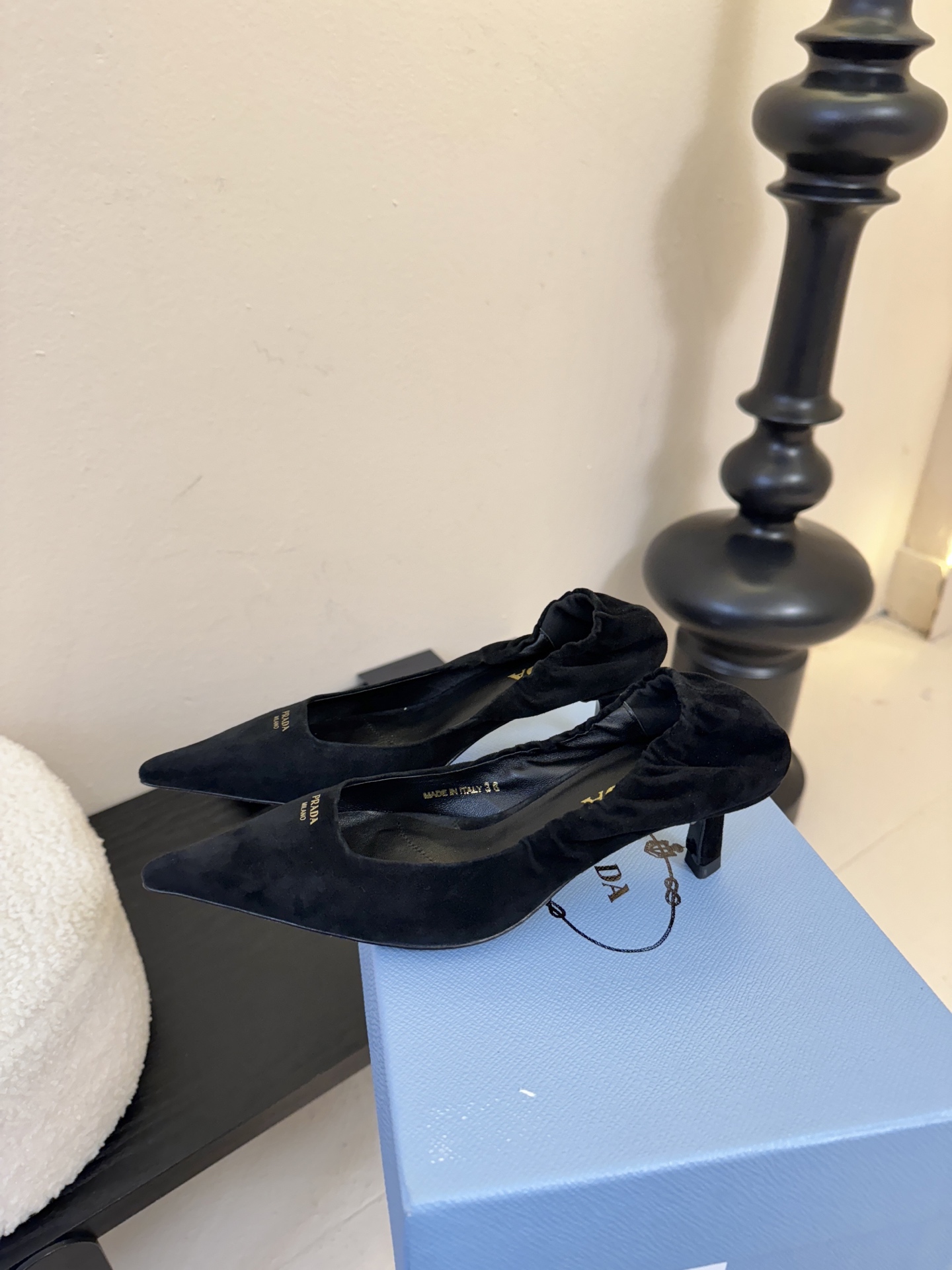 Prad* 26ss经典款三角标尖头小高跟单鞋采用锐利尖头+几何三角标的组合，鞋头处的三角拼接是品牌辨识