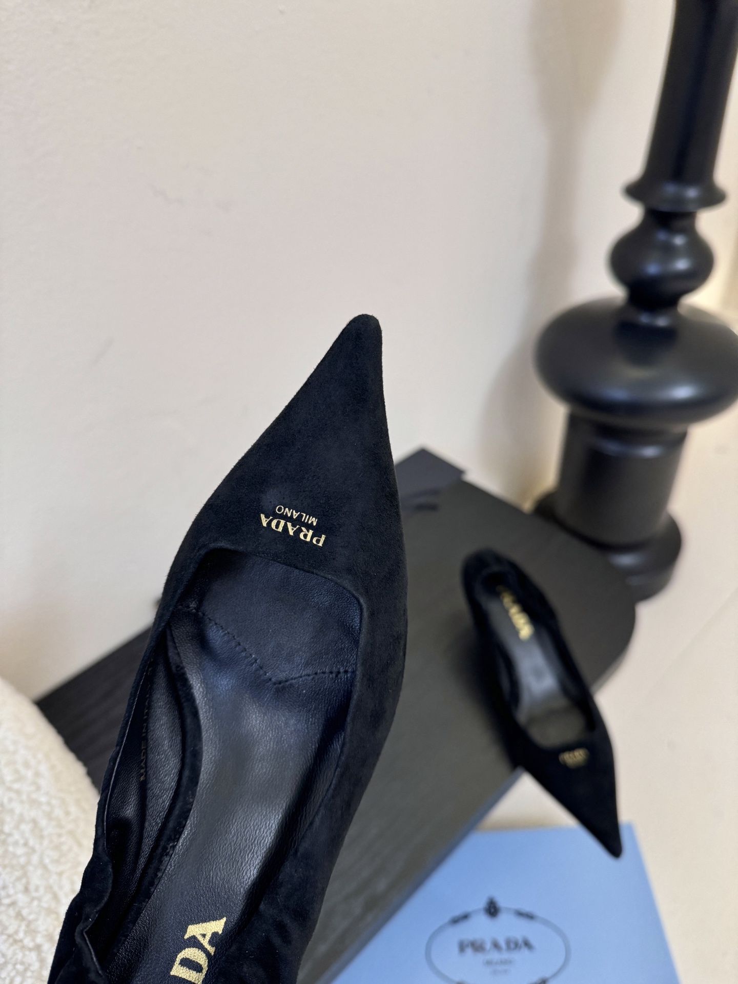 Prad* 26ss经典款三角标尖头小高跟单鞋采用锐利尖头+几何三角标的组合，鞋头处的三角拼接是品牌辨识