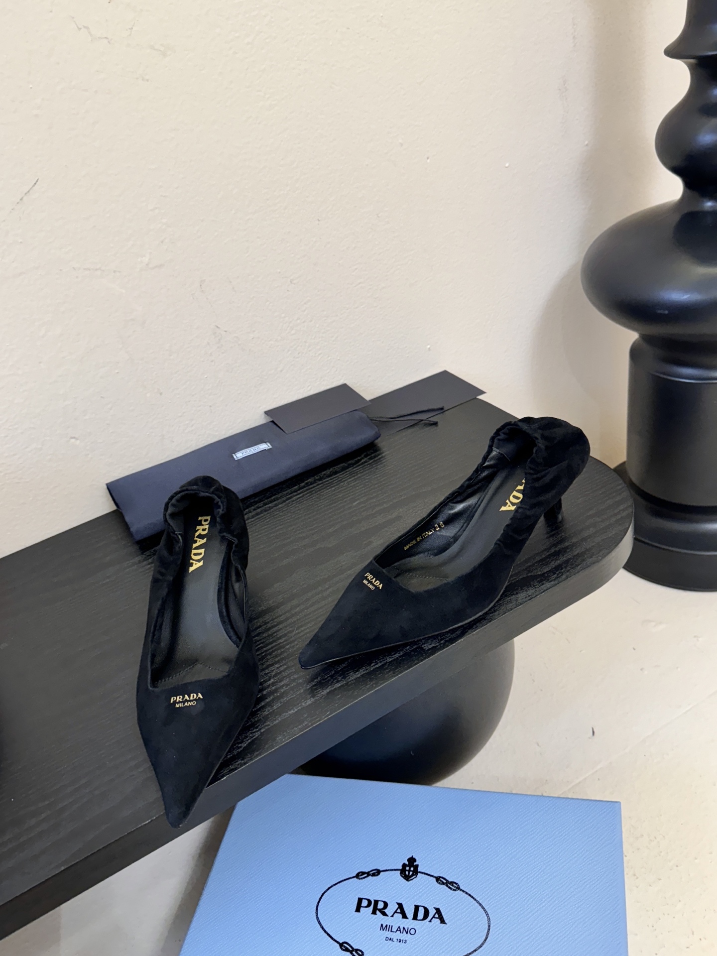 Prad* 26ss经典款三角标尖头小高跟单鞋采用锐利尖头+几何三角标的组合，鞋头处的三角拼接是品牌辨识