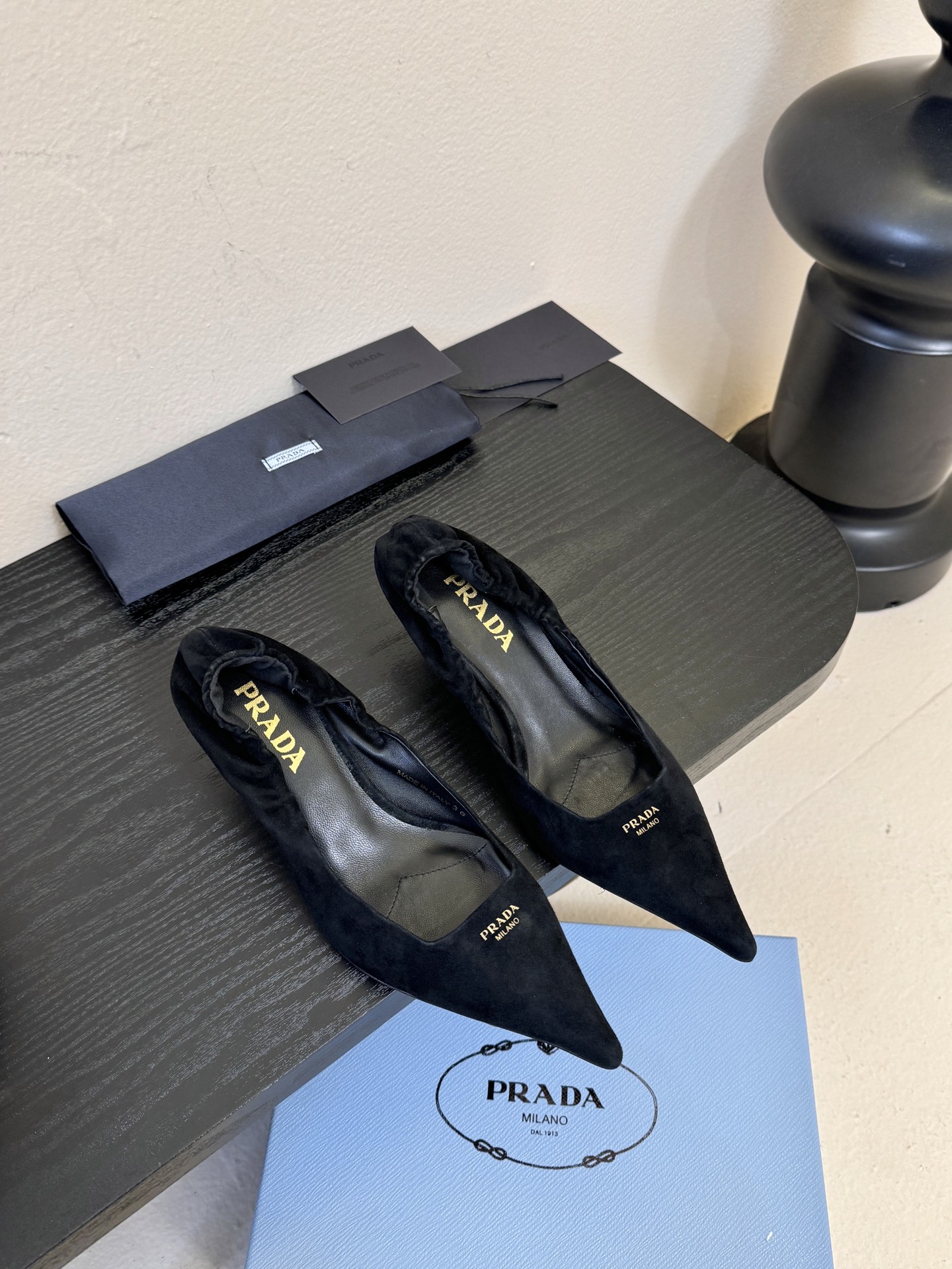 Prad* 26ss经典款三角标尖头小高跟单鞋采用锐利尖头+几何三角标的组合，鞋头处的三角拼接是品牌辨识