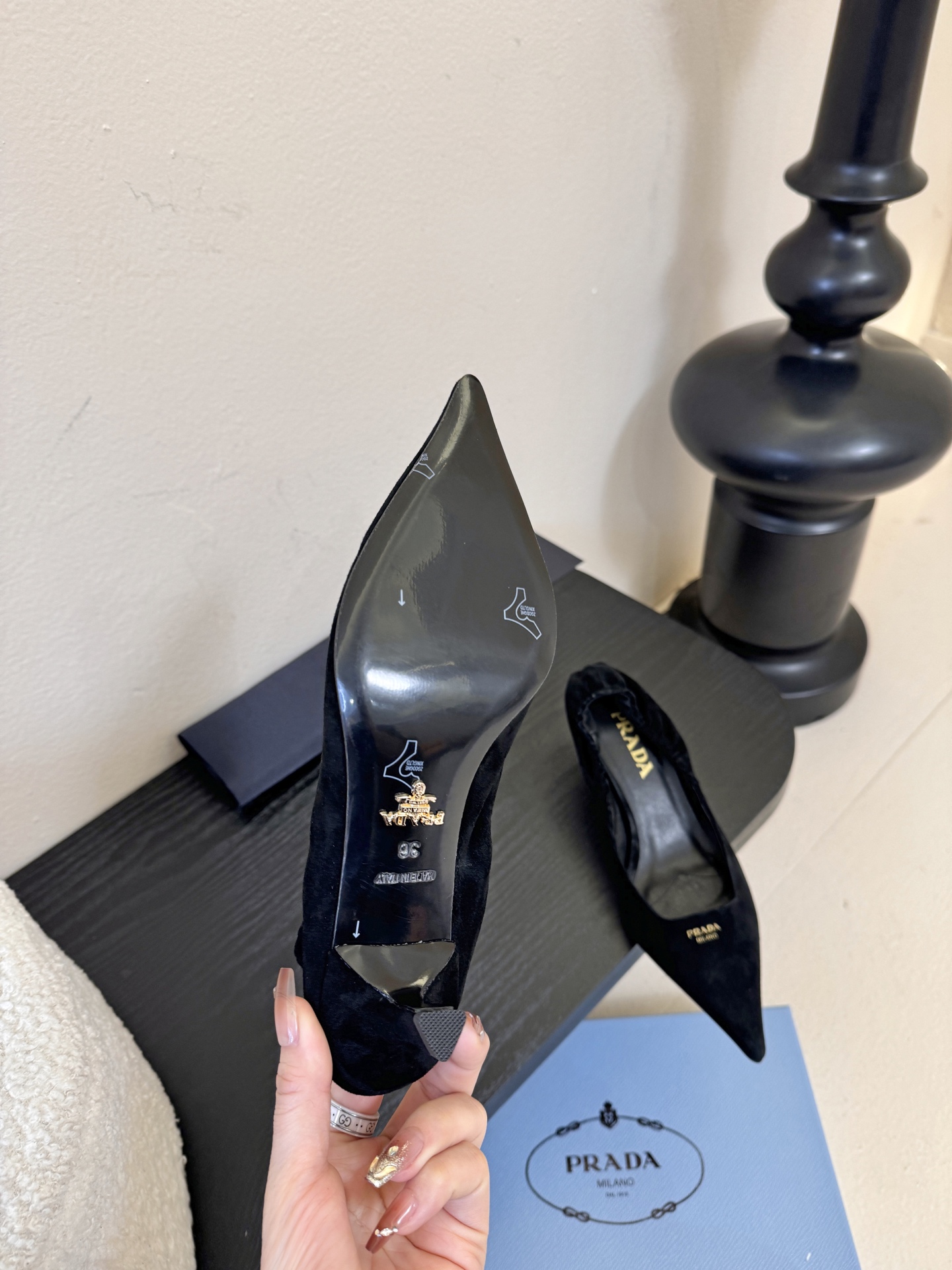 Prad* 26ss经典款三角标尖头小高跟单鞋采用锐利尖头+几何三角标的组合，鞋头处的三角拼接是品牌辨识