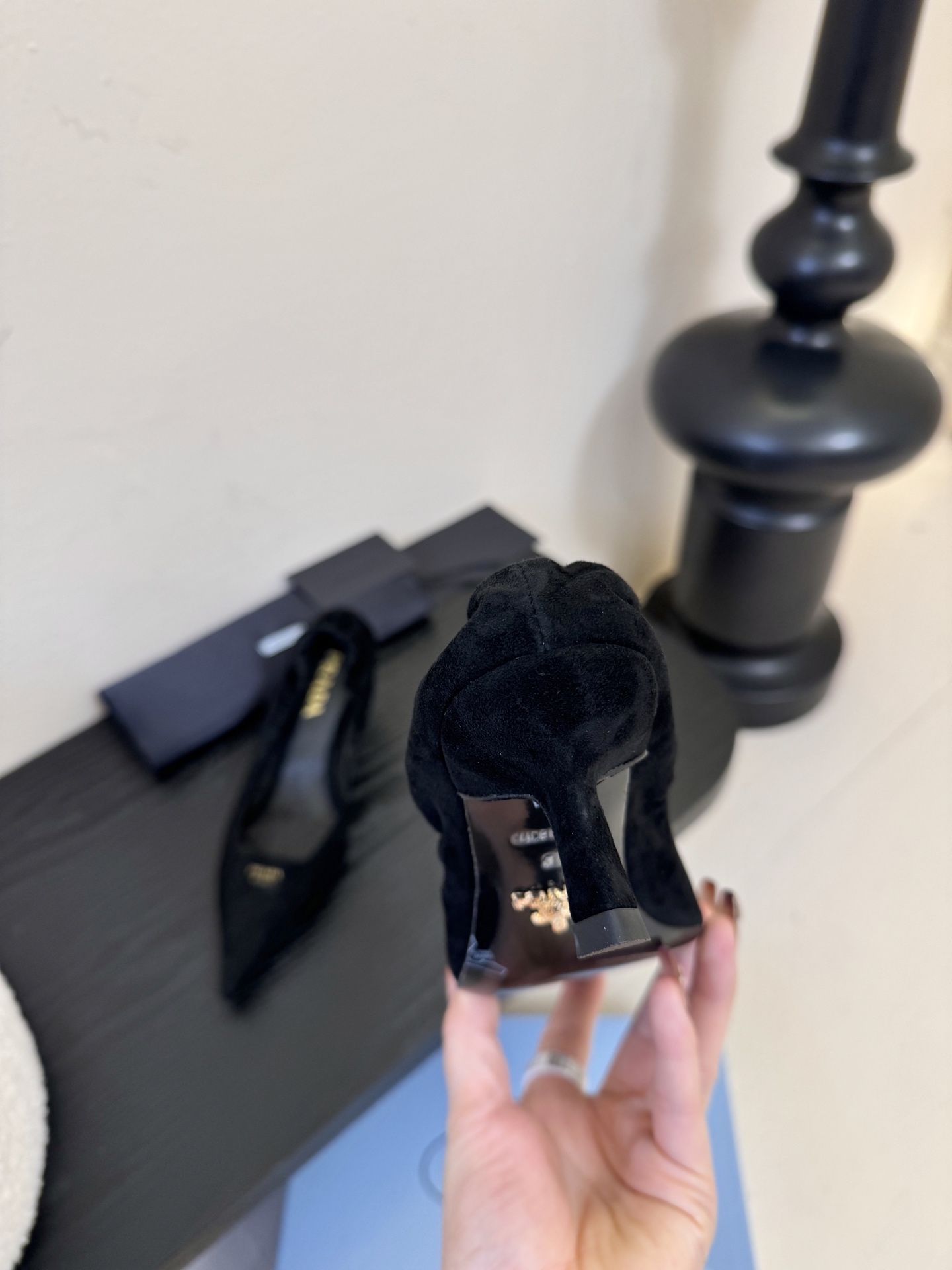 Prad* 26ss经典款三角标尖头小高跟单鞋采用锐利尖头+几何三角标的组合，鞋头处的三角拼接是品牌辨识