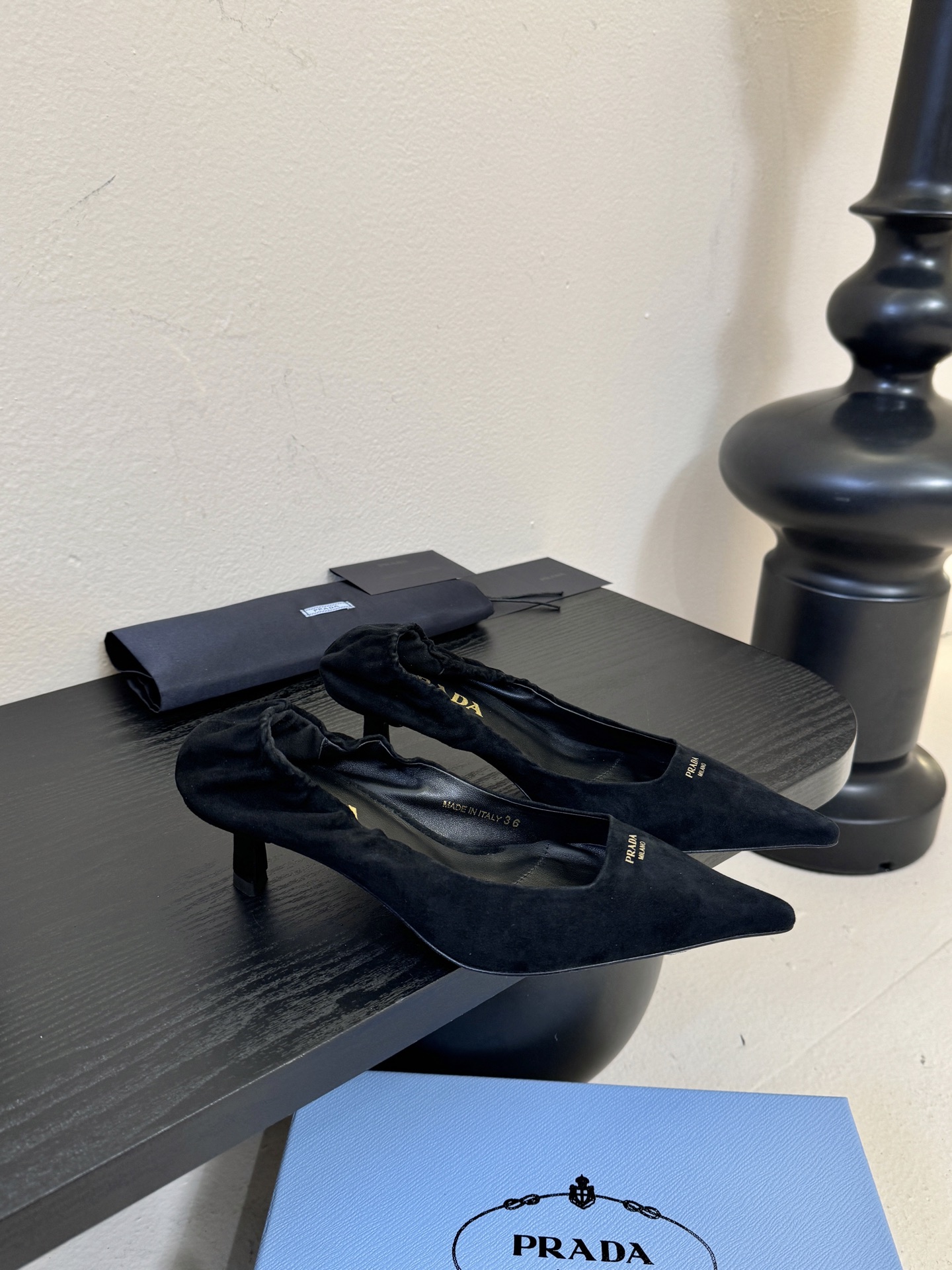 Prad* 26ss经典款三角标尖头小高跟单鞋采用锐利尖头+几何三角标的组合，鞋头处的三角拼接是品牌辨识