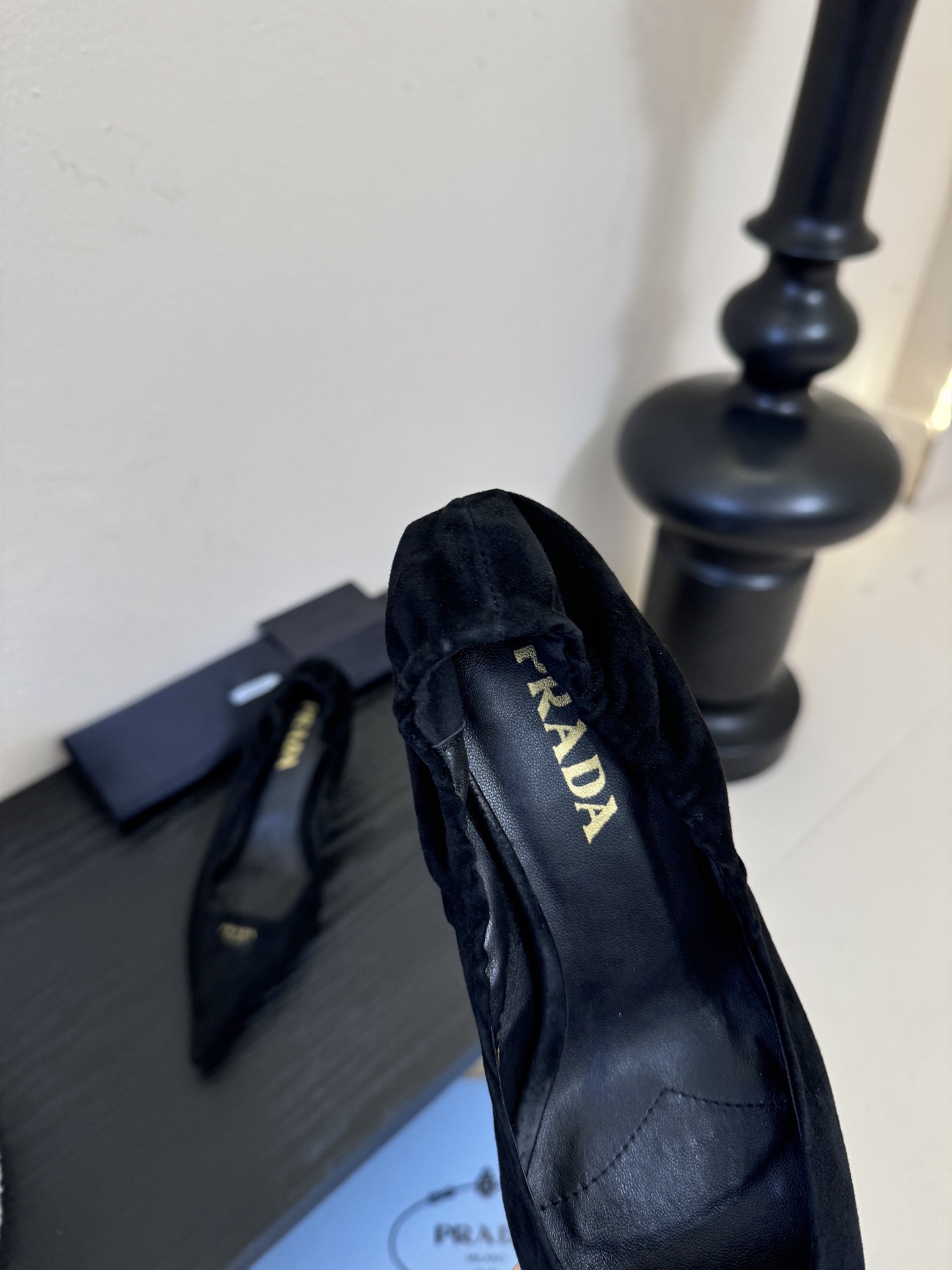 Prad* 26ss经典款三角标尖头小高跟单鞋采用锐利尖头+几何三角标的组合，鞋头处的三角拼接是品牌辨识