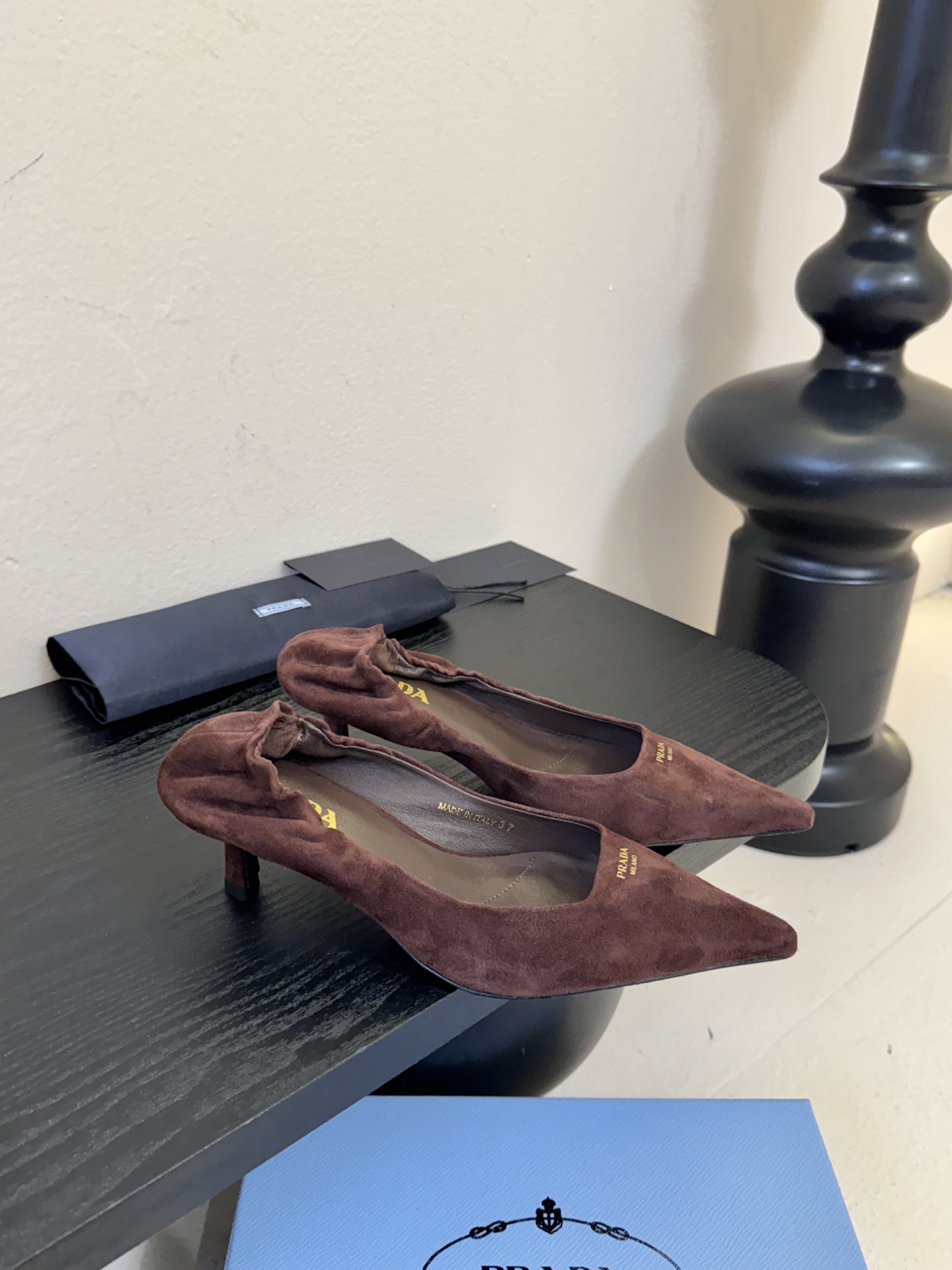 Prad* 26ss经典款三角标尖头小高跟单鞋采用锐利尖头+几何三角标的组合，鞋头处的三角拼接是品牌辨识