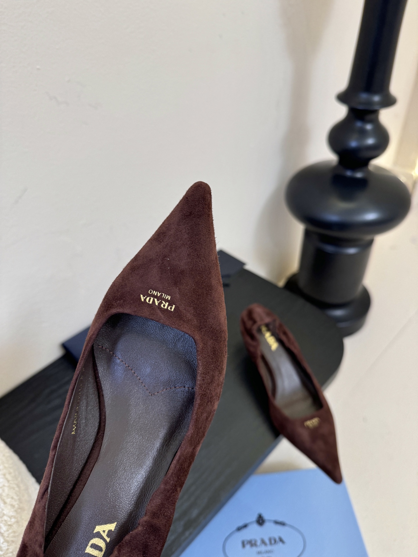 Prad* 26ss经典款三角标尖头小高跟单鞋采用锐利尖头+几何三角标的组合，鞋头处的三角拼接是品牌辨识