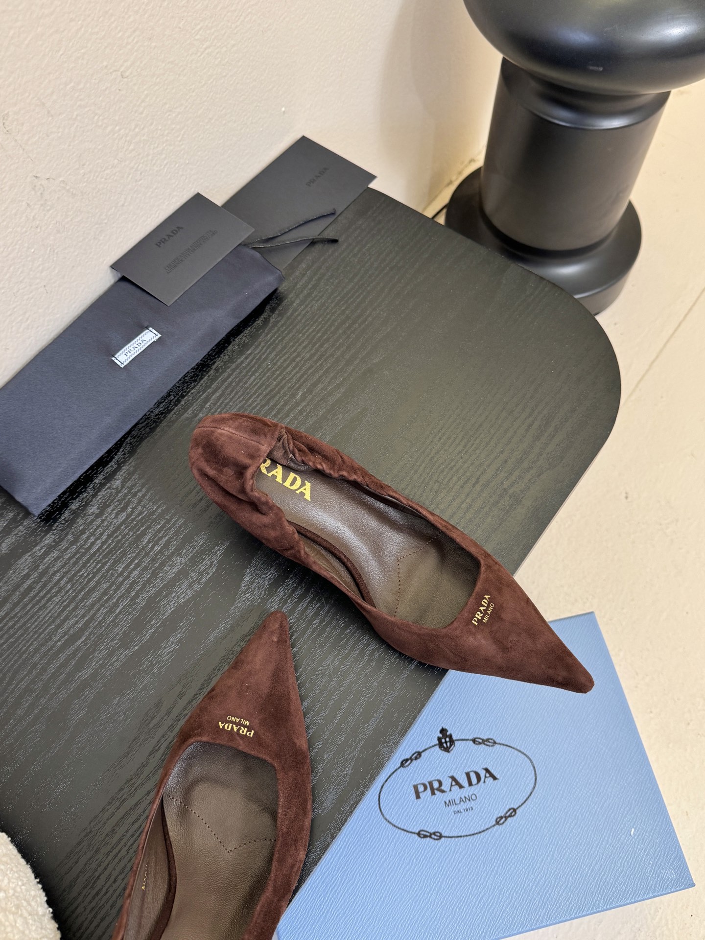 Prad* 26ss经典款三角标尖头小高跟单鞋采用锐利尖头+几何三角标的组合，鞋头处的三角拼接是品牌辨识